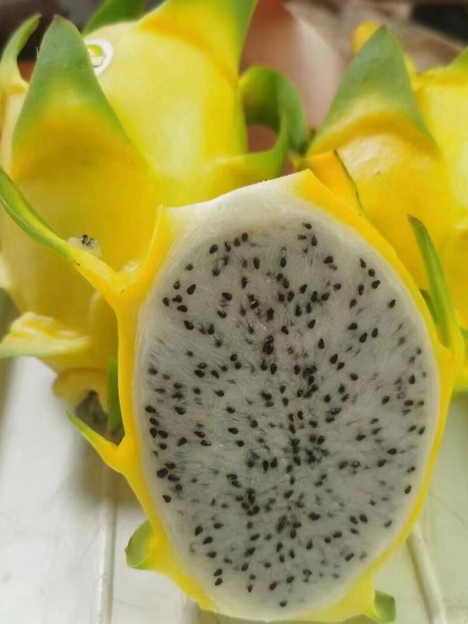 第一次见黄色火龙果  黄金火龙果真的非常稀有,小时候我总以为火龙果