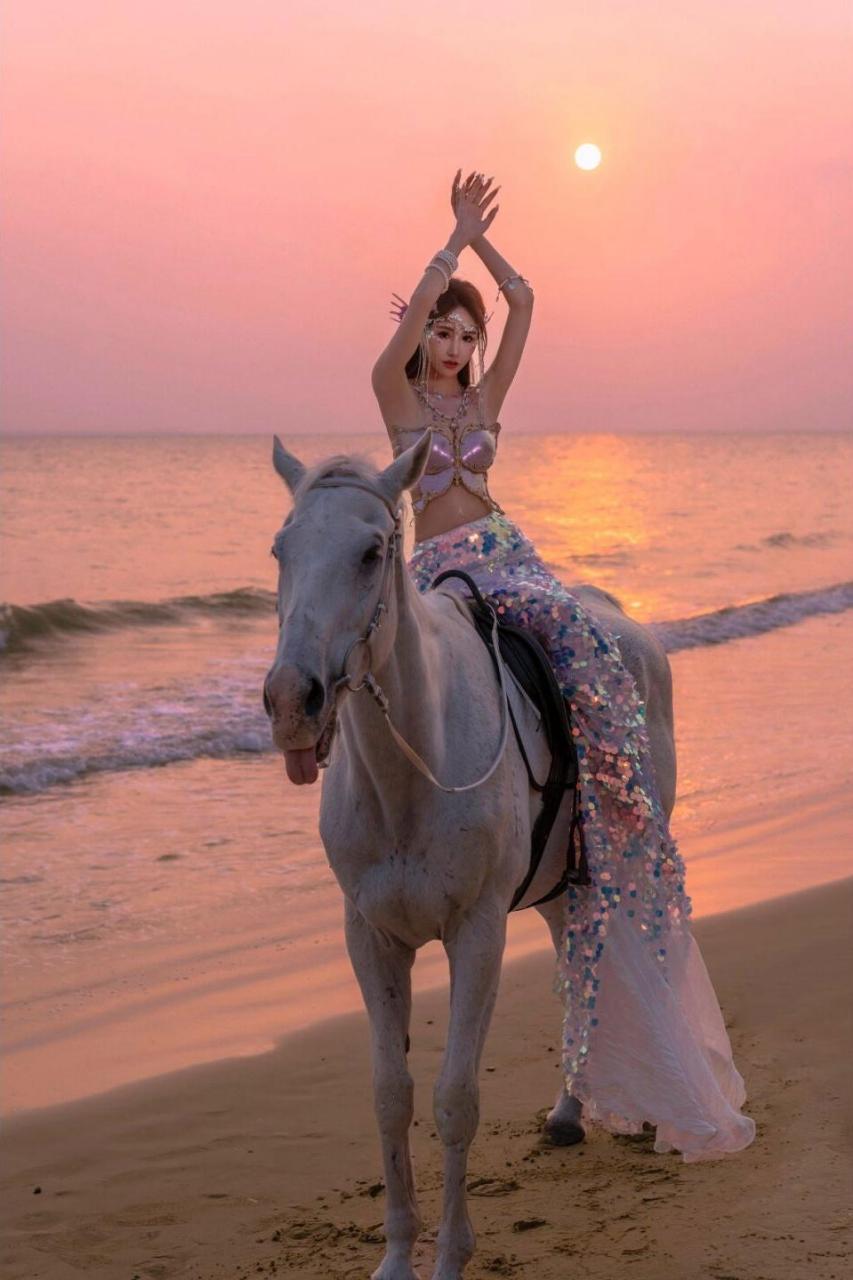 夕阳西下,骑白马的美女和晚霞更搭