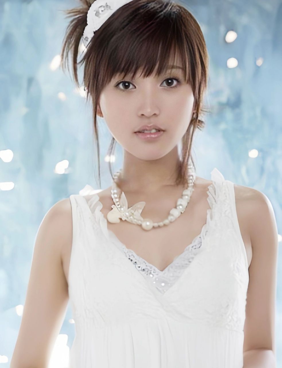 哎呀我觉得不用太过担心金莎 她年轻的时候也很漂亮 有钱也有学历