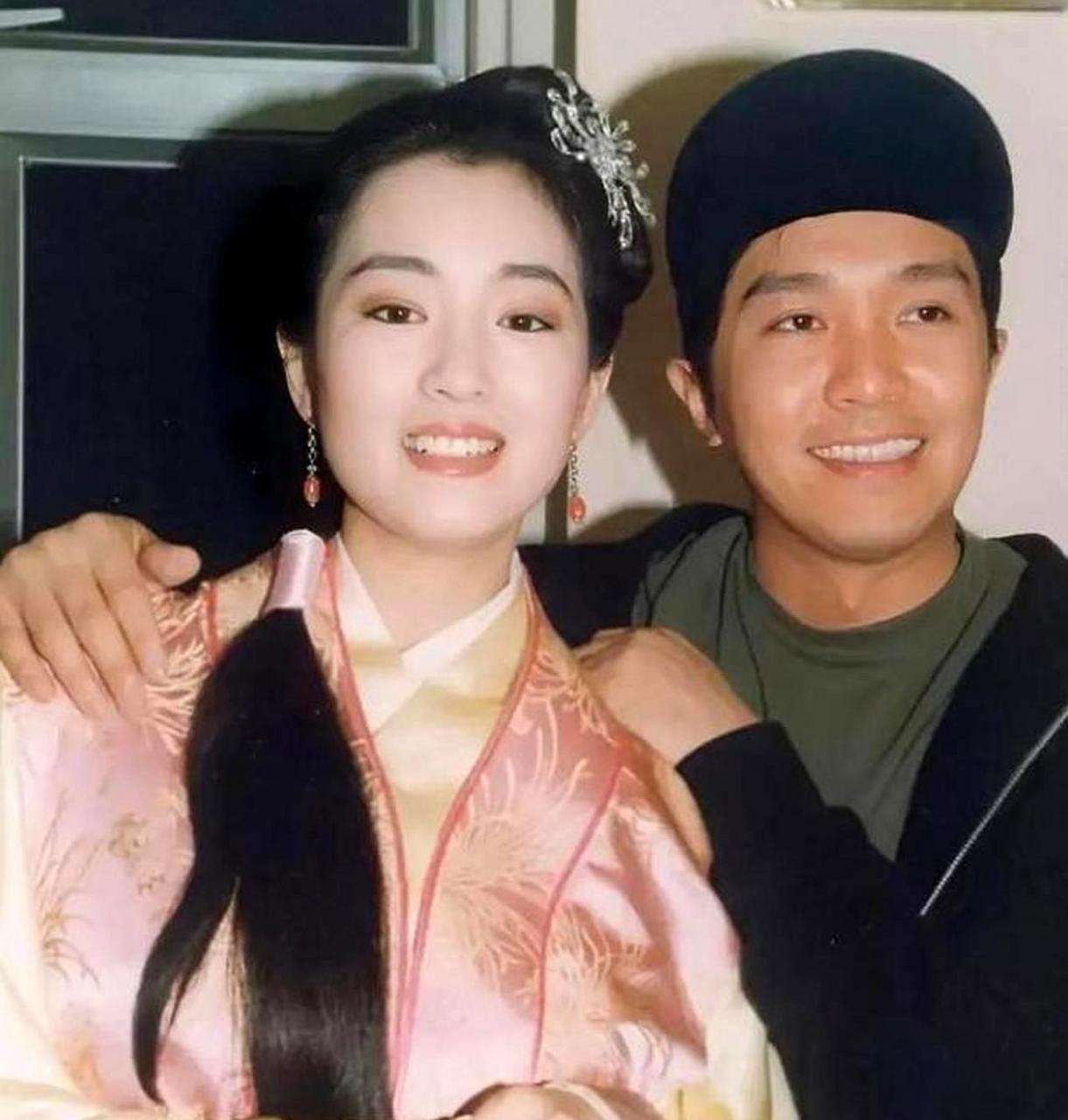 周星驰和巩俐,巩俐扮演的秋香形象妆容精致.