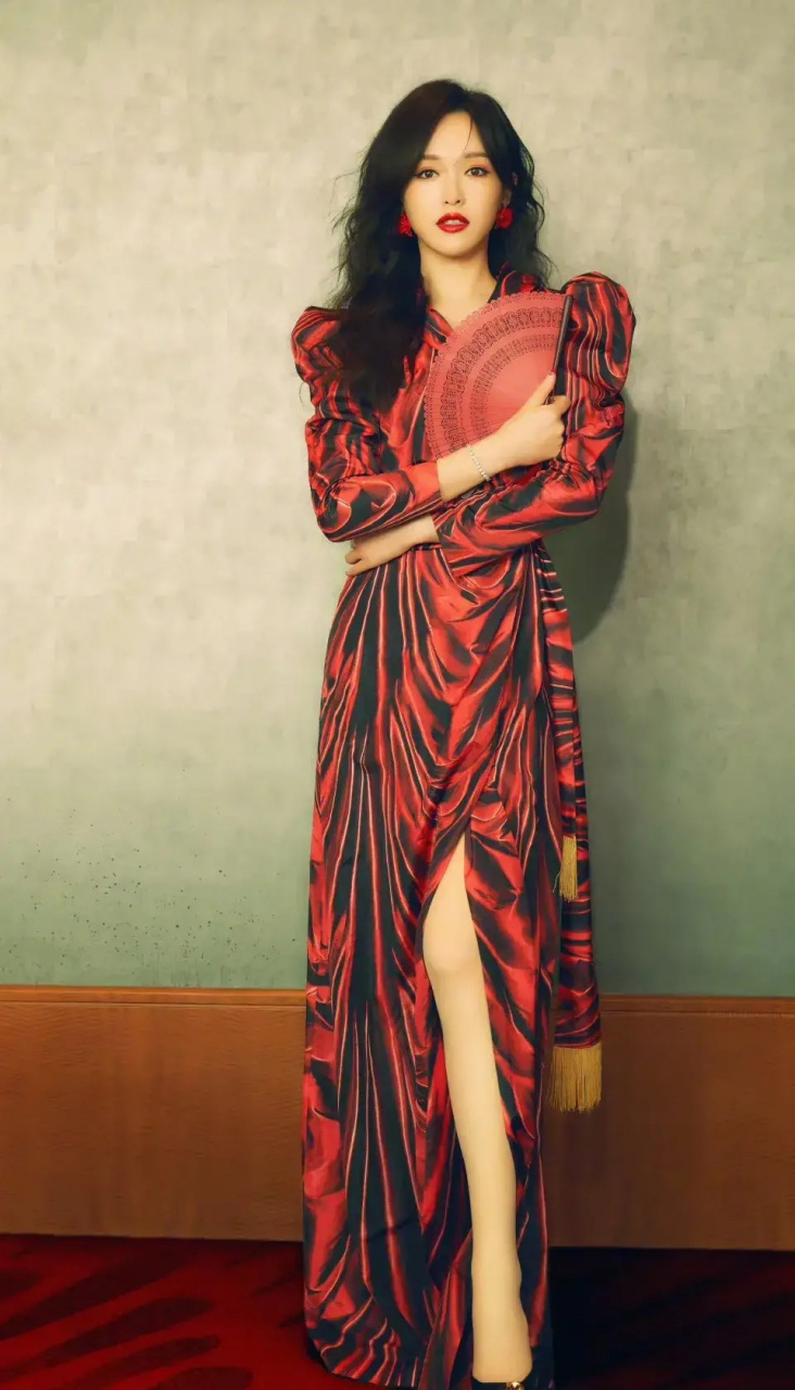 唐嫣~波浪发红唇,开叉裙丝袜配高跟,裤里s魅力无限