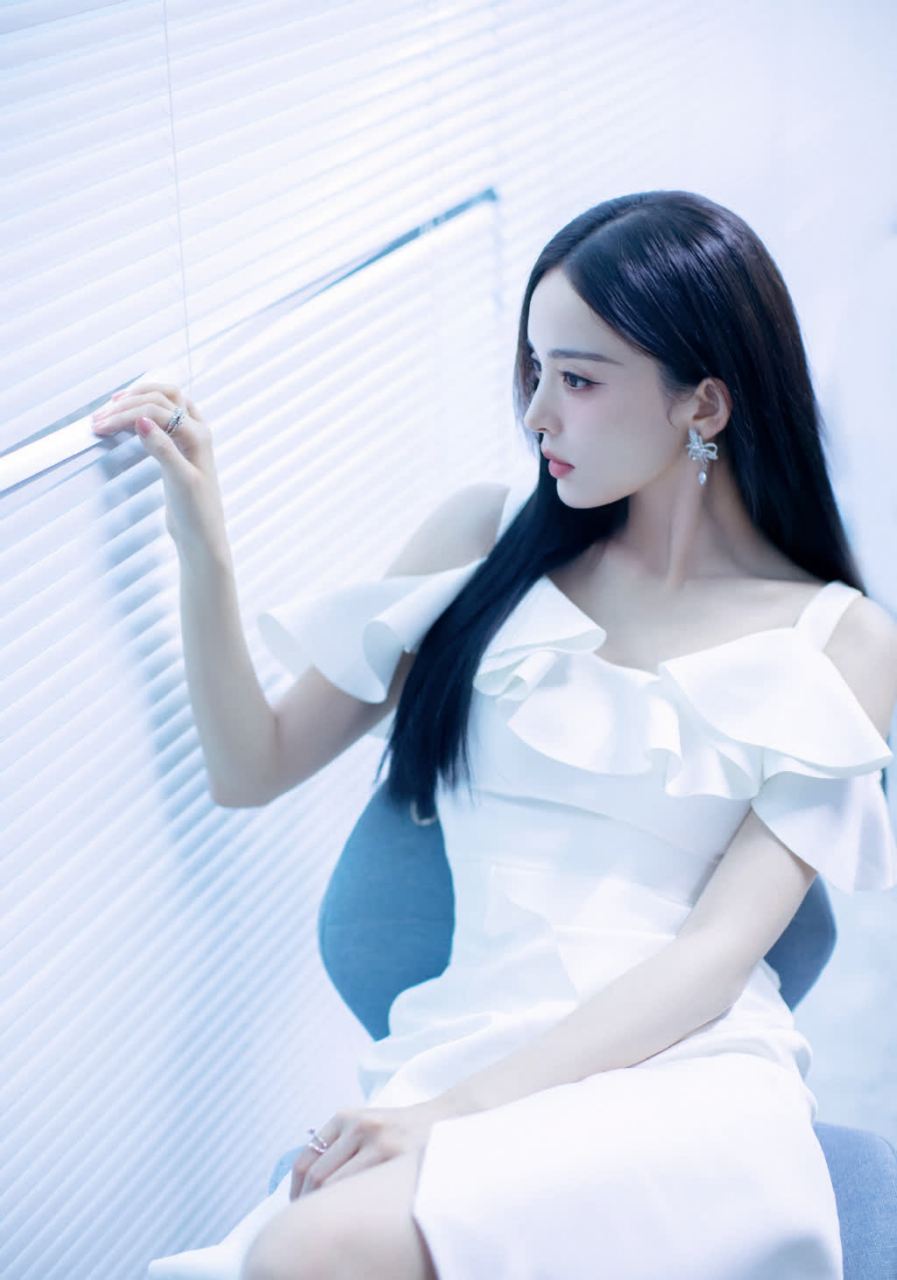 古力娜扎晒了一波秋日美照:眼睛如星,清如水,明如月.