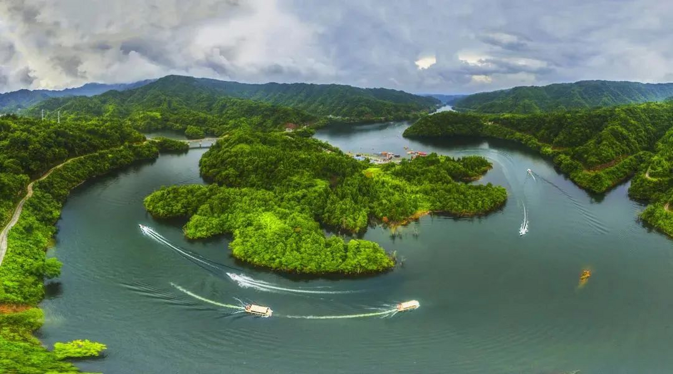 太阳湖:位于重庆市石柱土家族自治县黄水国家森林公园东南部,是一个