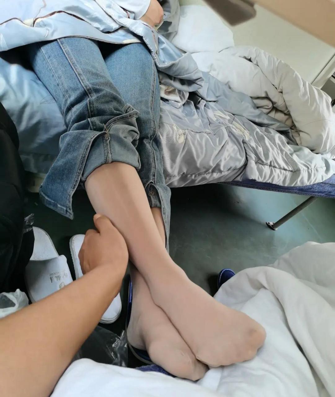 网友:火车上,对面女孩老把腿伸过来,我这样会坐牢吗?