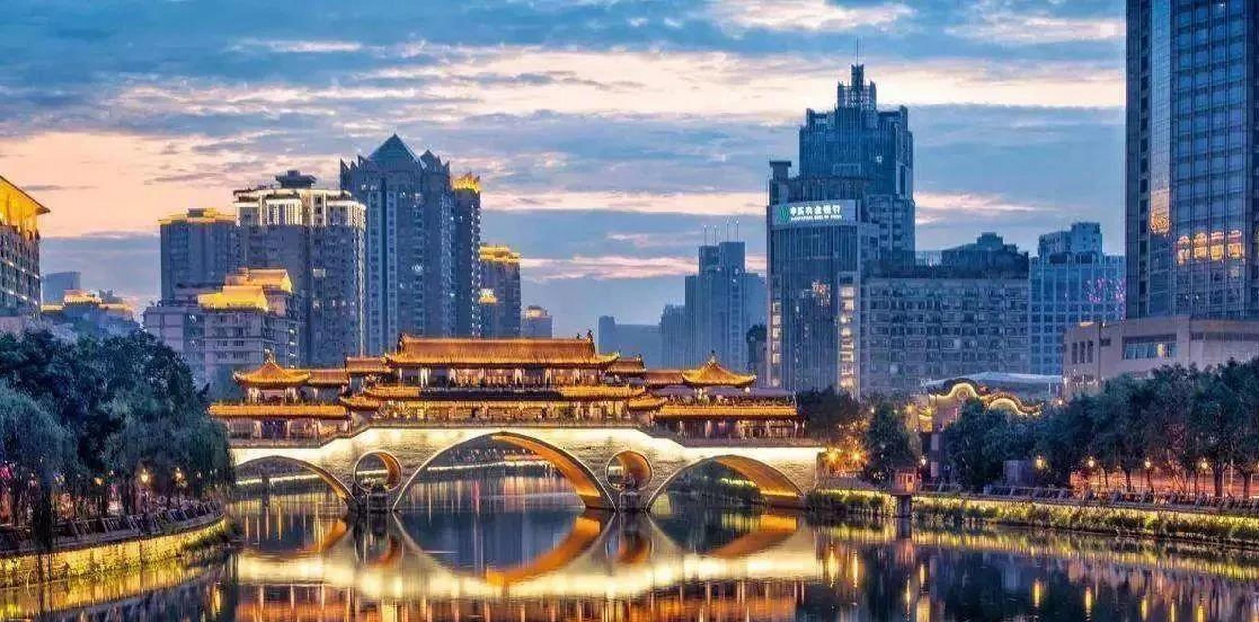 我发现只有成都人没有大城市的架子,也没有居高临下的