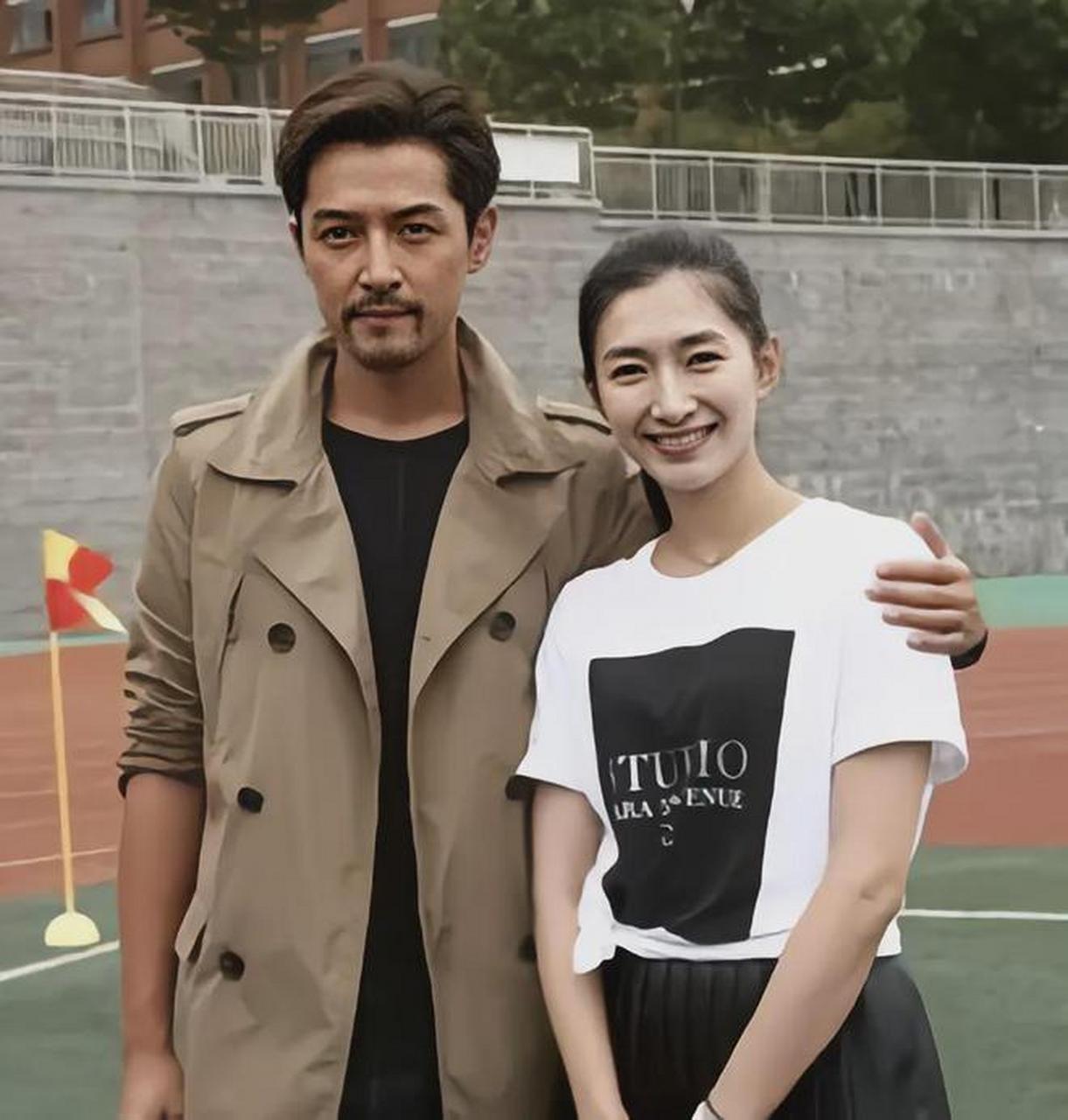 2014年,胡歌和江疏影在一张合照中,二人俊男美女,好像是情浓意重.