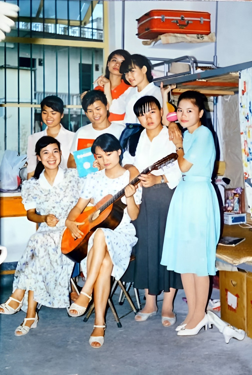 这是90年代,一个宿舍八姐妹一起拍摄的合影.照片中八个姑娘个个青春靓