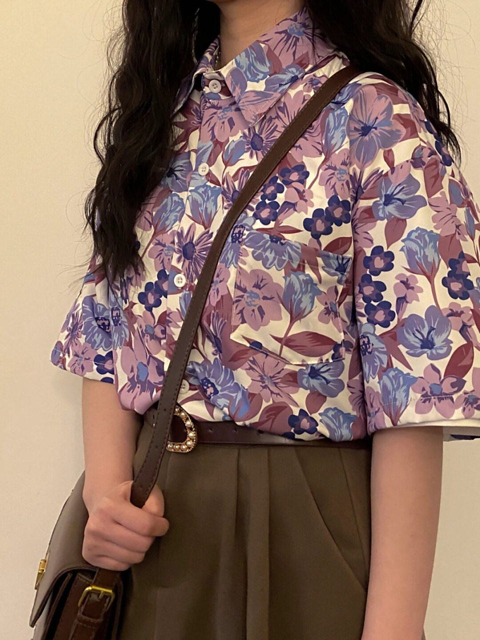 花衬衫搭配半身裙,既时尚又优雅,是很多女生喜欢的穿搭方式