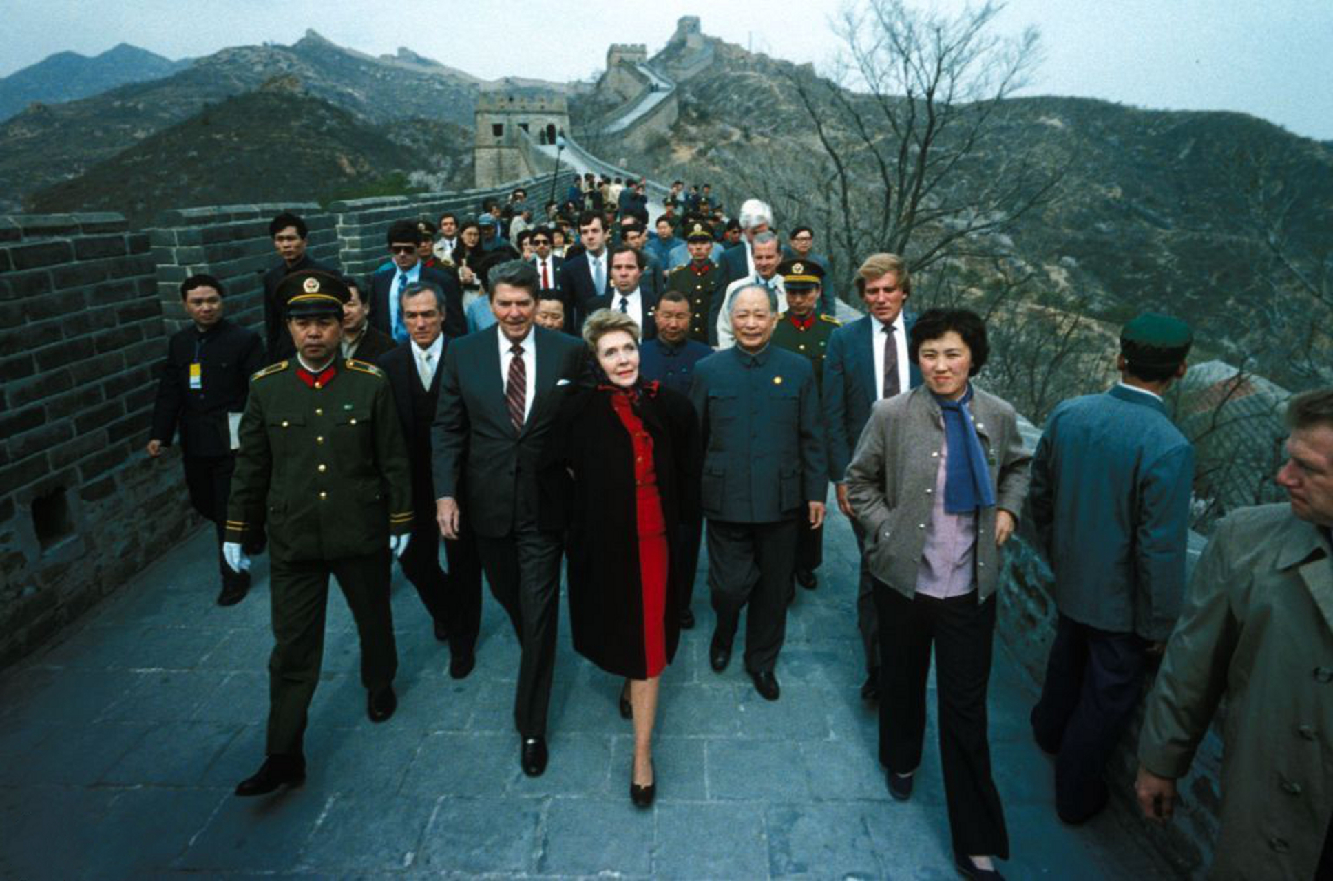 美国总统里根老照片:访华期间,参观游览八达岭长城.