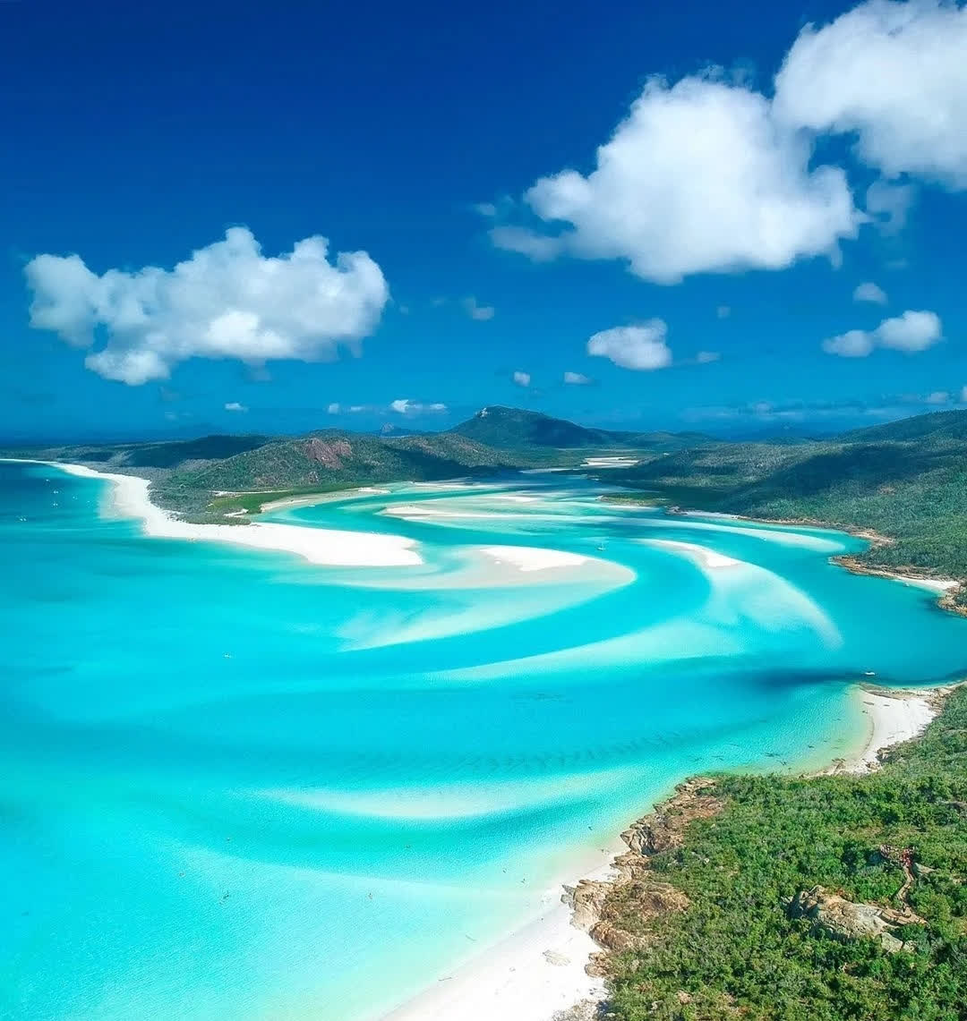 澳大利亚圣灵群岛的白天堂海滩是一片梦幻般的蓝白色海景.