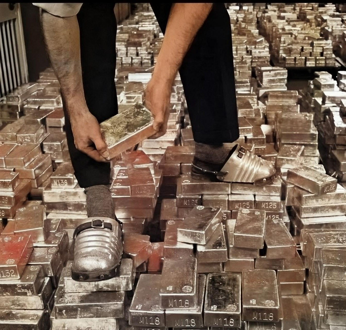 1956年,美国地下金库的纽约联邦储备银行超市,存放着大量黄金,正在