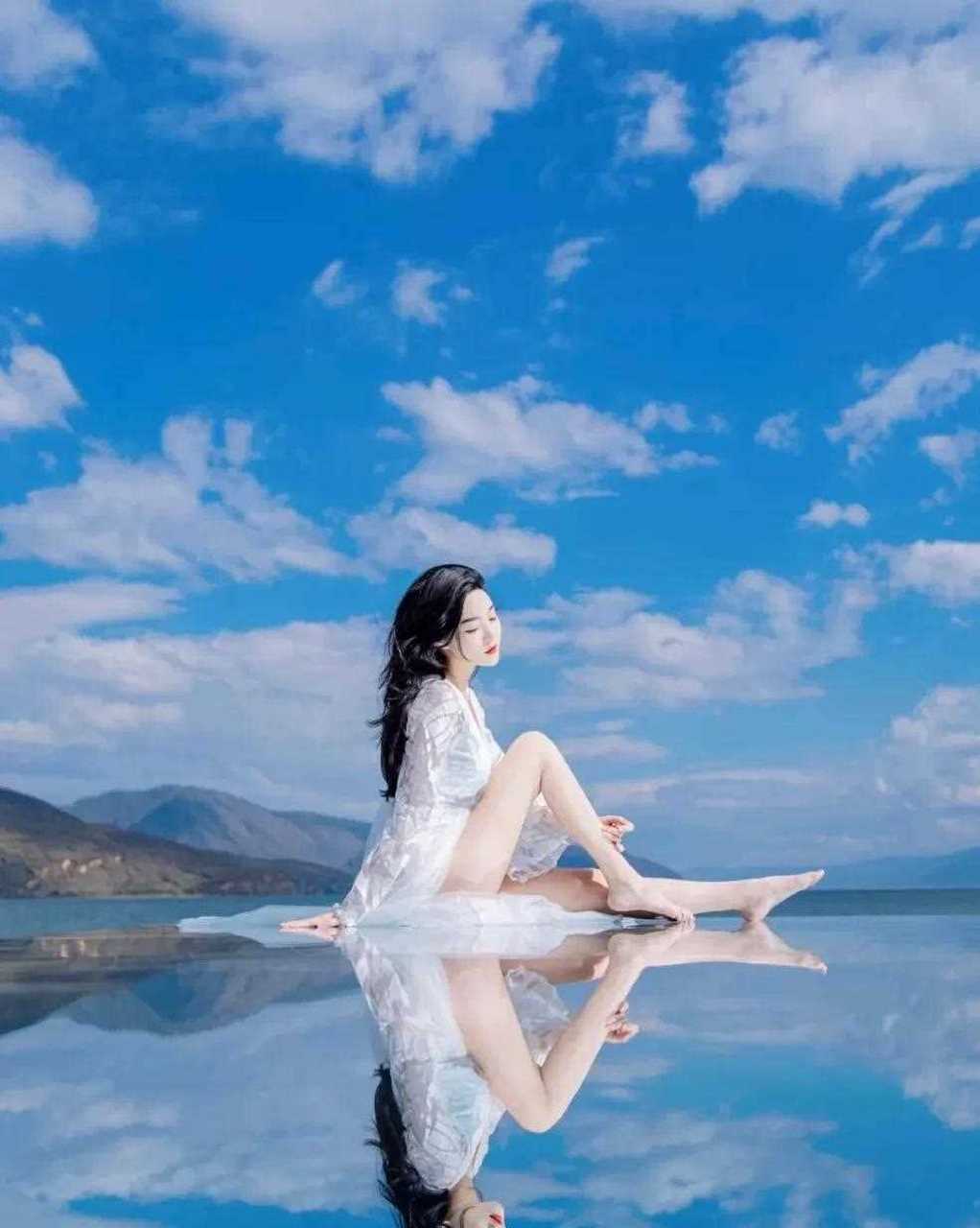 蔚蓝色的天空,搭配白色的纱衣,将梦幻之境发挥到了极致.