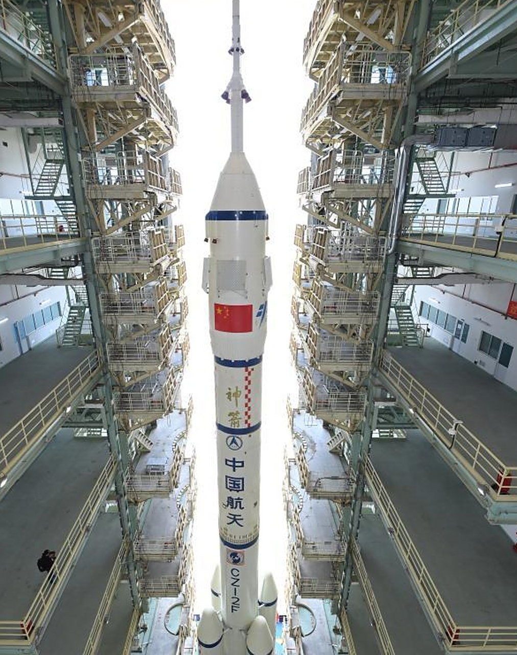 神舟十六号载人飞船与长征二号f遥十六运载火箭组合体已转运至发射区.