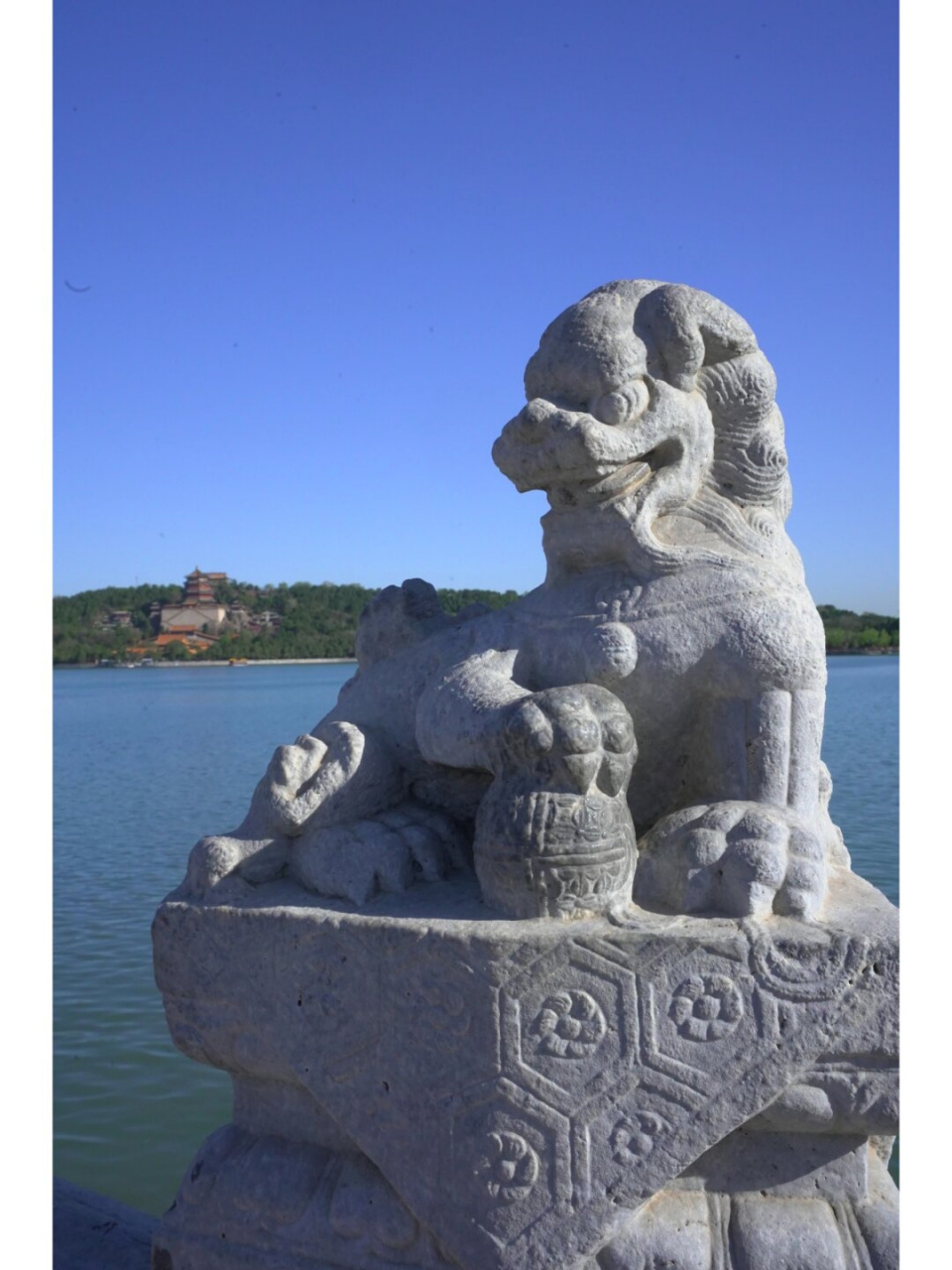 十七孔桥上的石狮子  北京颐和园的十七孔桥始建于清朝乾隆时期(1736