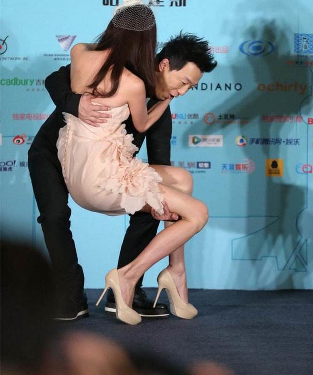 一次,林志玲曾问黄渤:"你喜欢我哪里?"黄渤:"我喜欢你的全部.