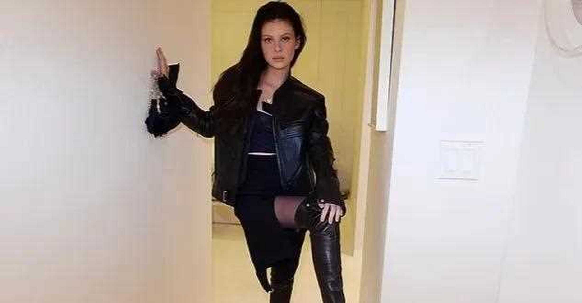 妮可拉·佩尔茨穿着高筒靴和皮夹克,在与丈夫布鲁克林·贝克汉姆的