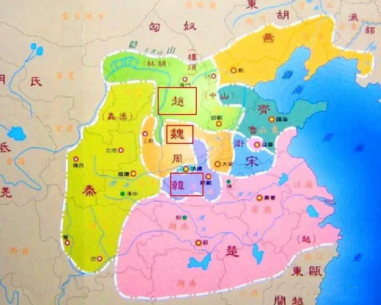 智瑶,韩康子,魏桓子三人站在赵襄子严守的晋阳城外,引来的大水已经漫