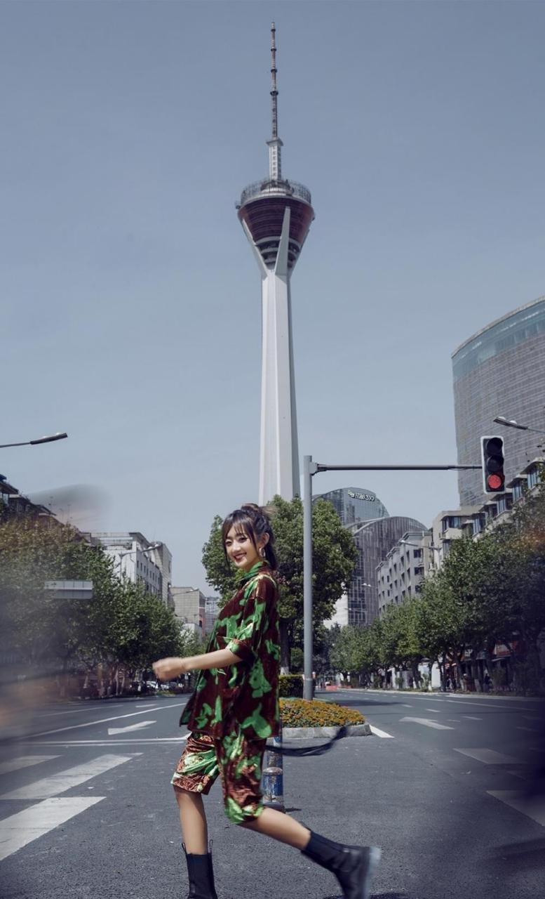 代古拉k是一名网红,本名代佳莉,拥有超高的人气 而她能够走红,是