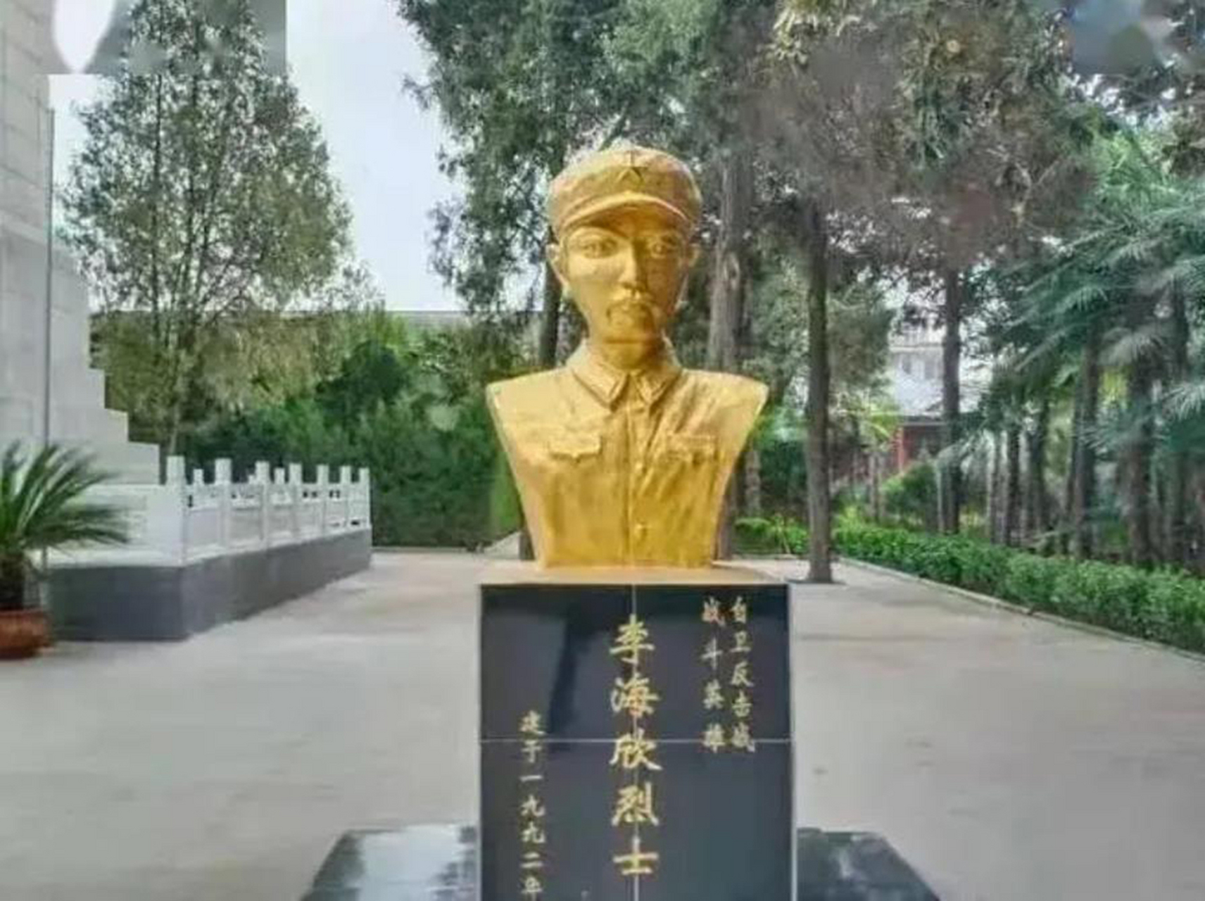 在一次战斗中,李海欣胸部中弹,血流不止,战友们劝他赶紧包扎伤口,他