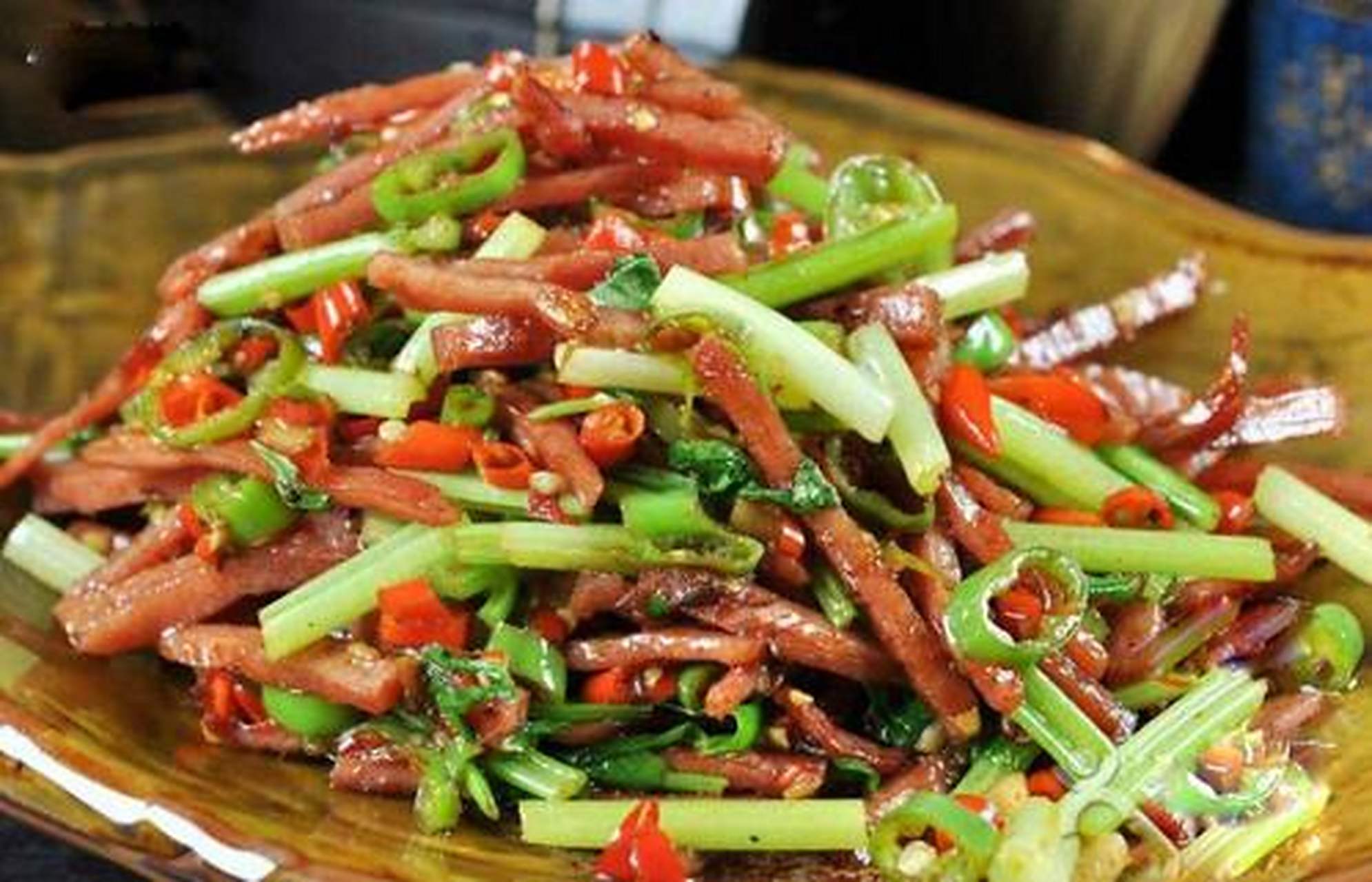 晒兰肉,肉质鲜美,色泽红润,闻之芳香扑鼻,食后余味无穷,是沅陵人餐桌