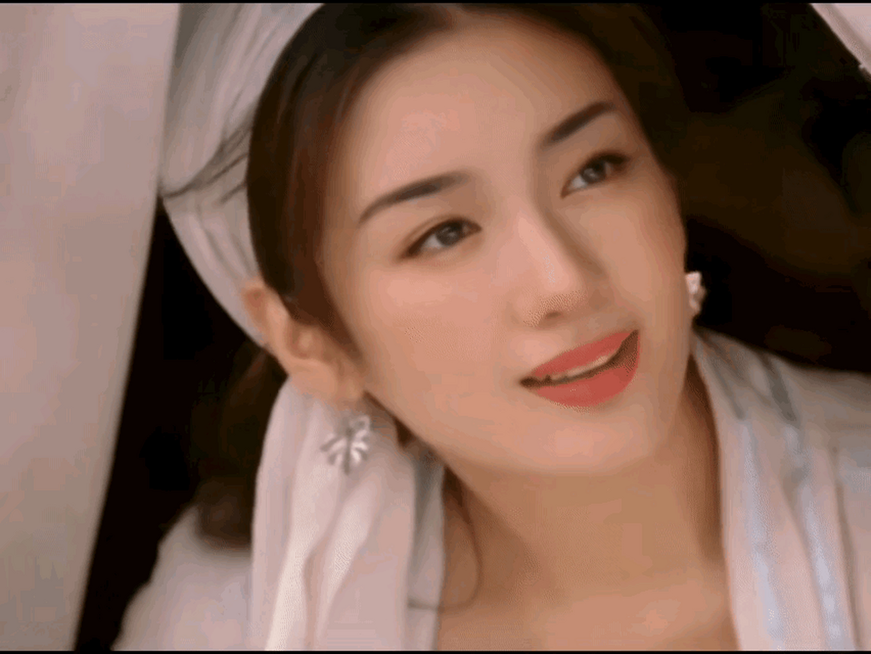 年轻时的黄奕,可甜美,可英气十足