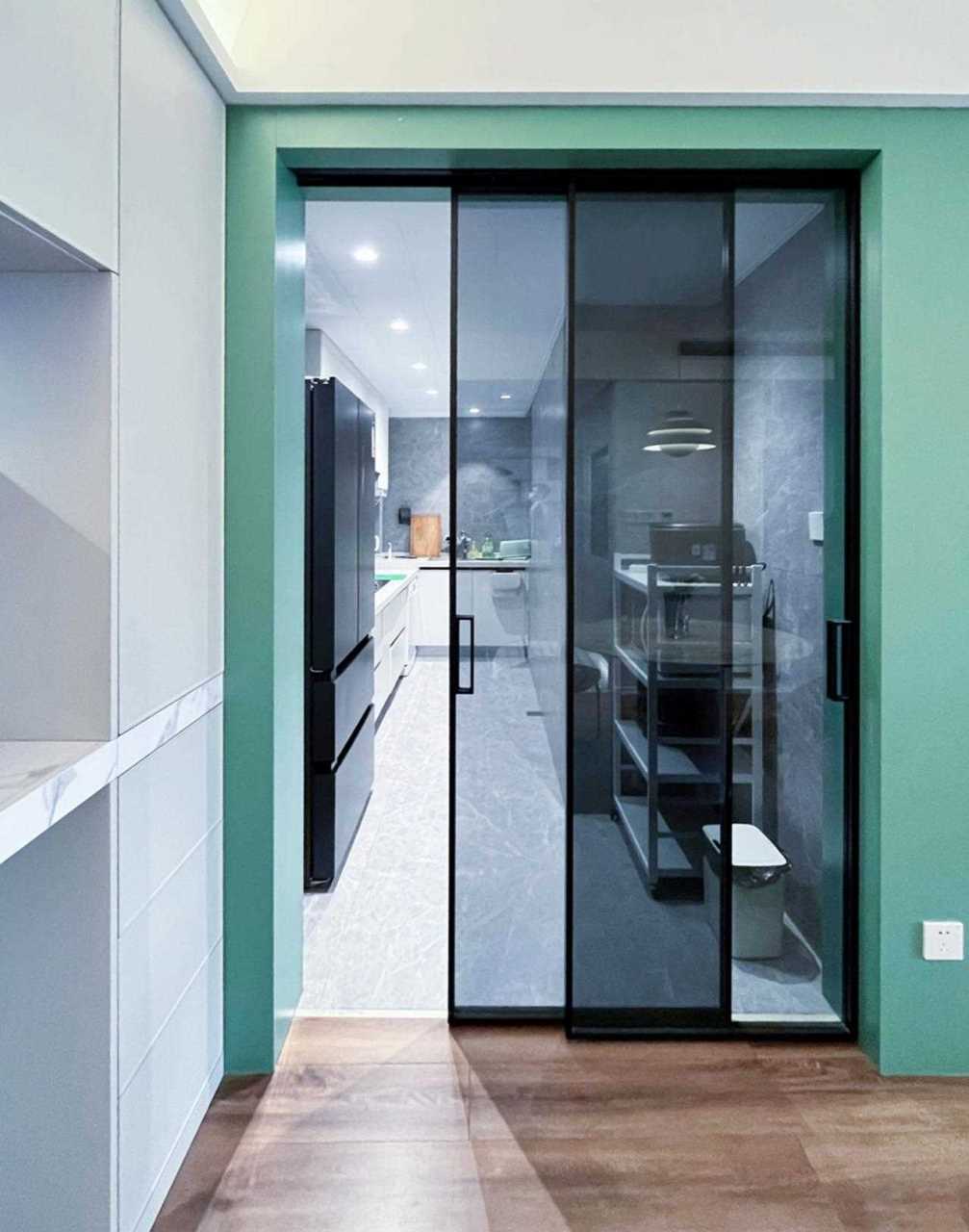 厨房门选择双扇吊滑门,起到避免油烟扩散的作用;材质选择黑色玻璃