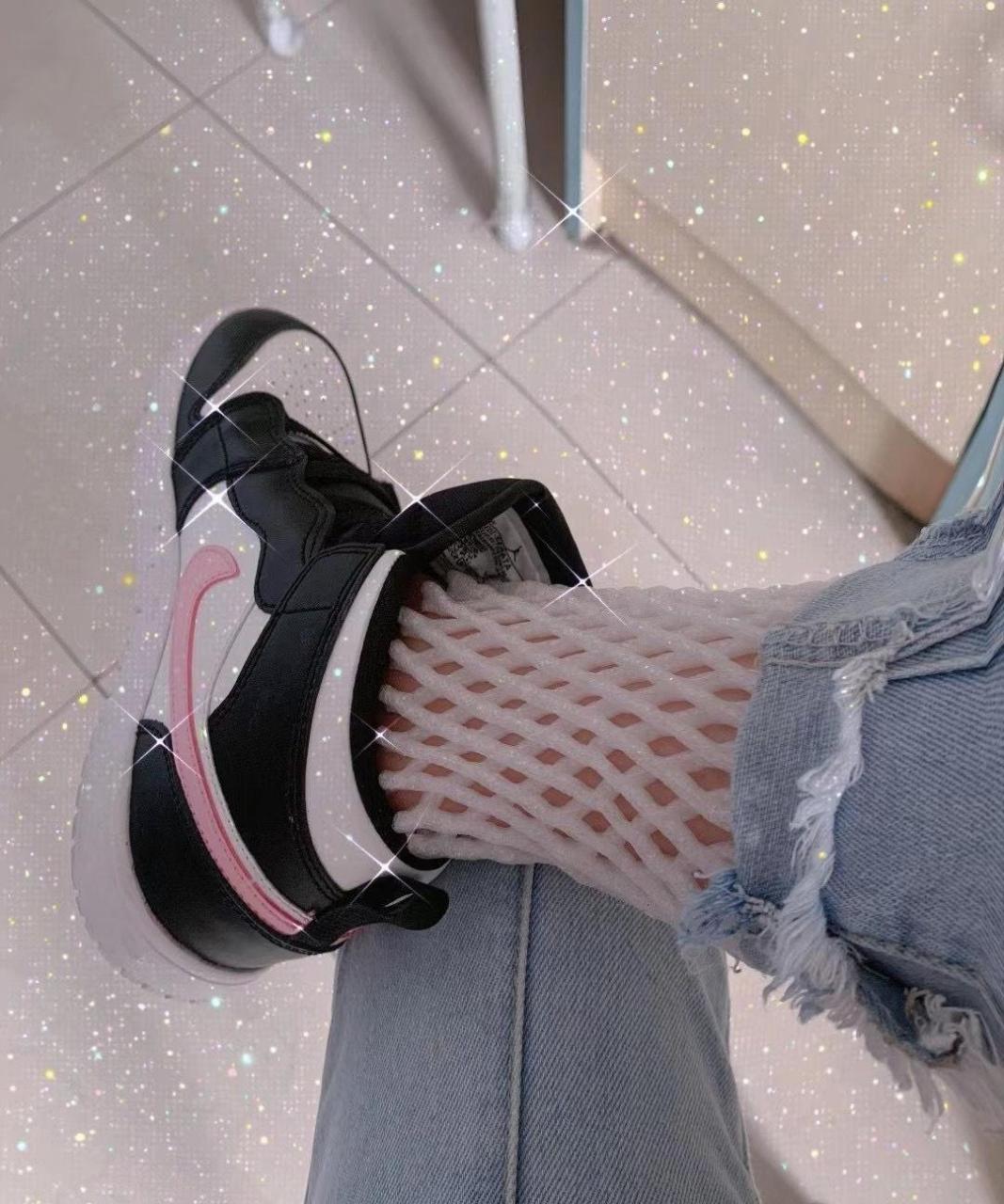 新买的白色渔网袜,你们觉得好看吗?