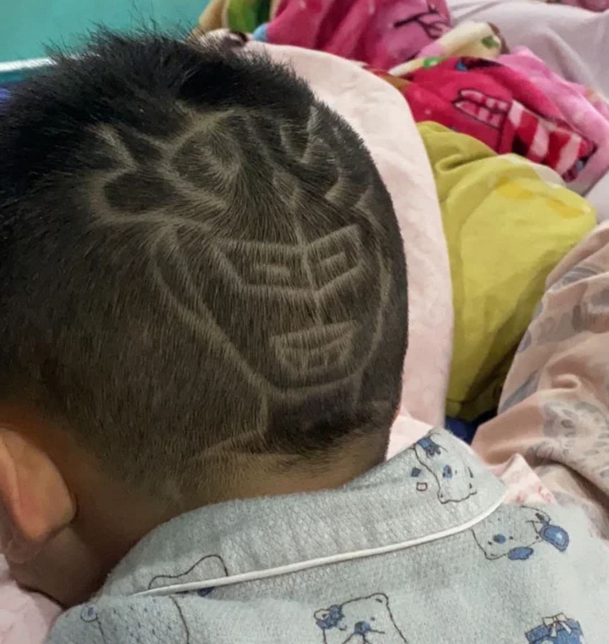 哥哥的新发型帅吗? 奥特曼是每个孩子的梦想.[没眼看]