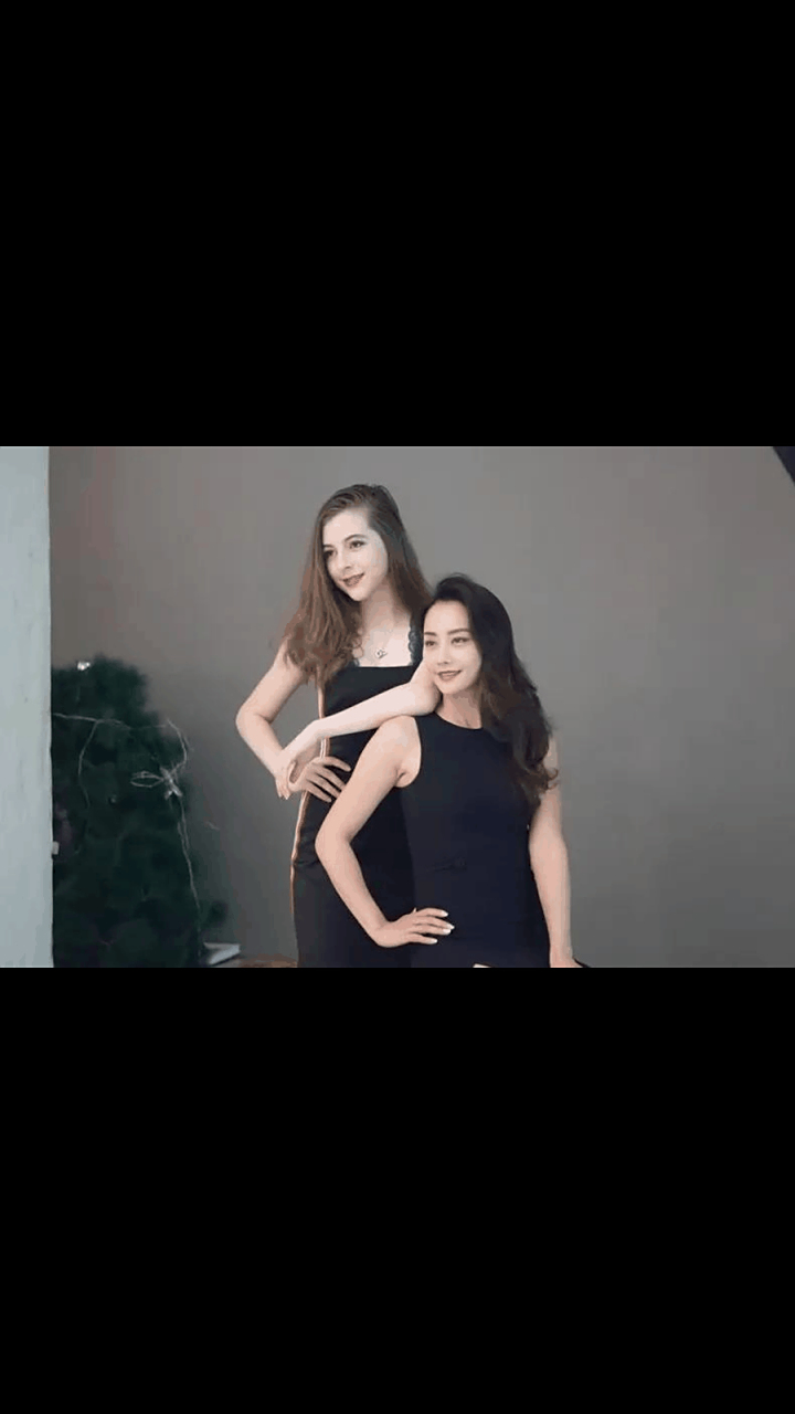 gif创作人# "吴奇隆前妻"马雅舒罕见和继女拍写真!