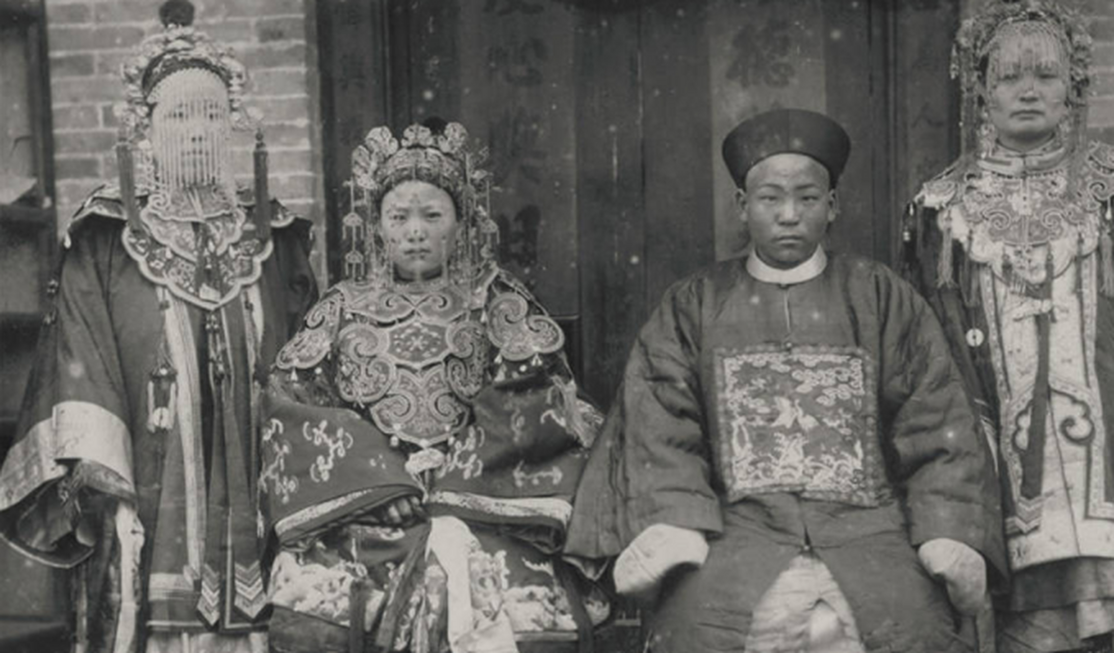 清朝老照片:新娘凤冠霞帔,盛装出镜,如果是彩色照片,肯定非常耀眼.