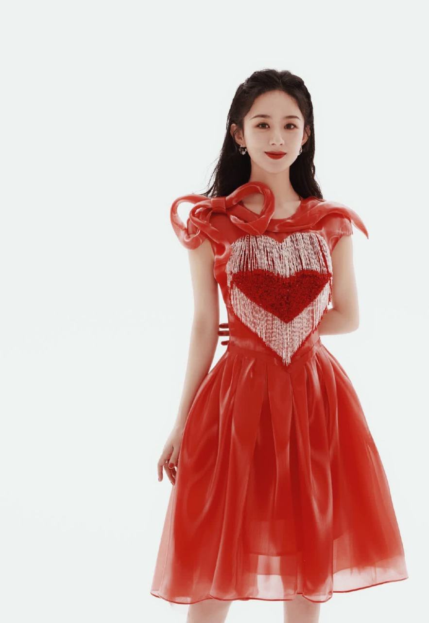 赵丽颖亮相央视春节联欢晚会,身着郭培2022年妃子红国心连衣裙,裙摆