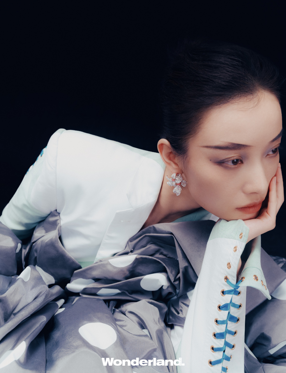 倪妮复古大片,蝴蝶结长裙搭配利落刀眉造型,宛如一朵婀娜的花苞,刚柔