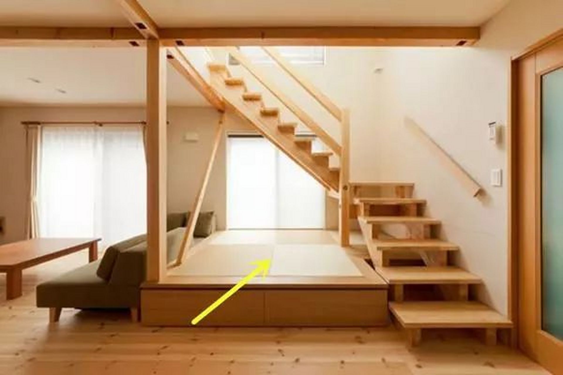 偏日式的设计,将复式楼楼梯处空间进行延伸做榻榻米设计.