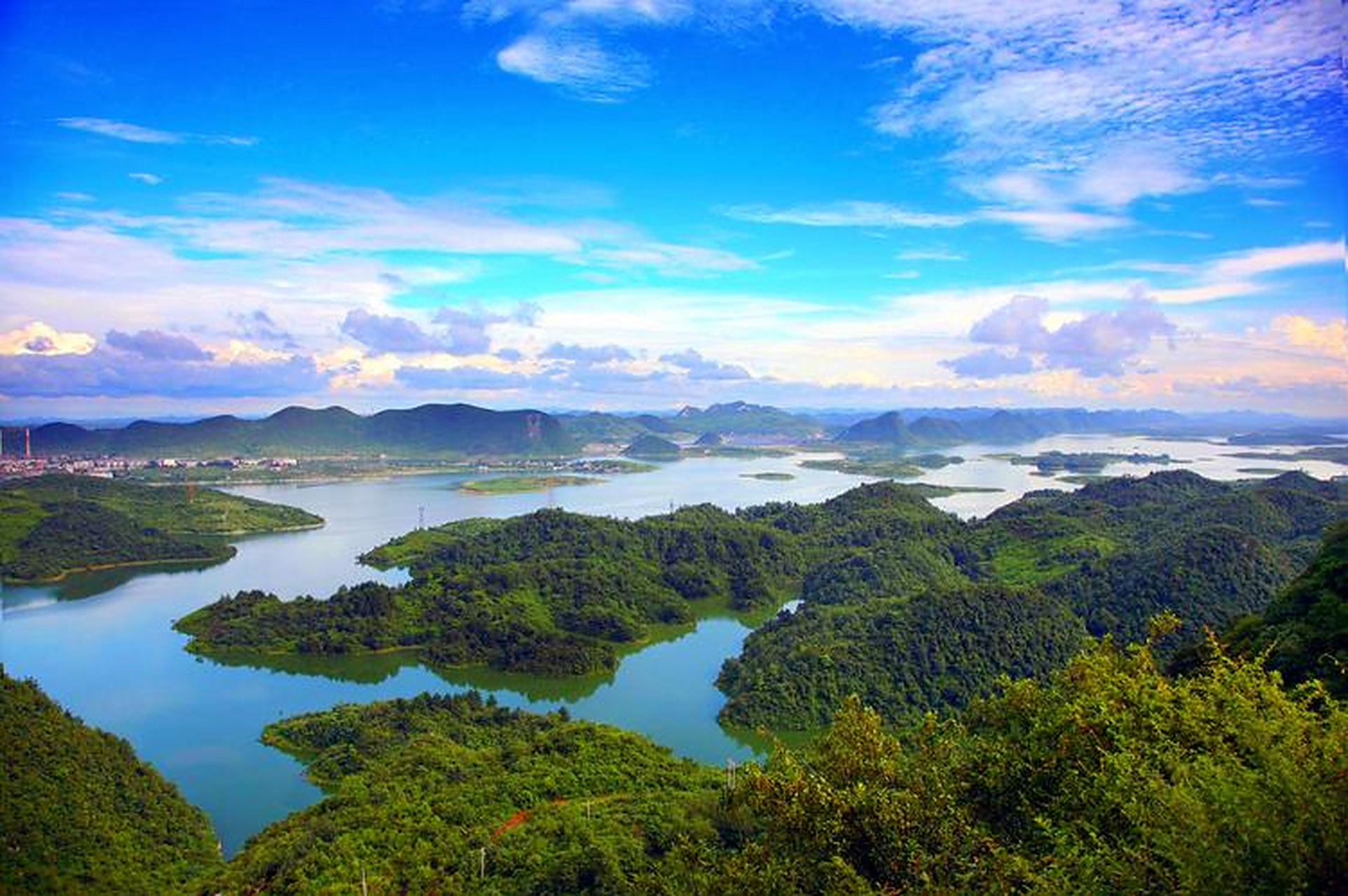 贵州红枫湖旅游攻略  99红枫湖位于清镇市城区以西,距离市区32公里