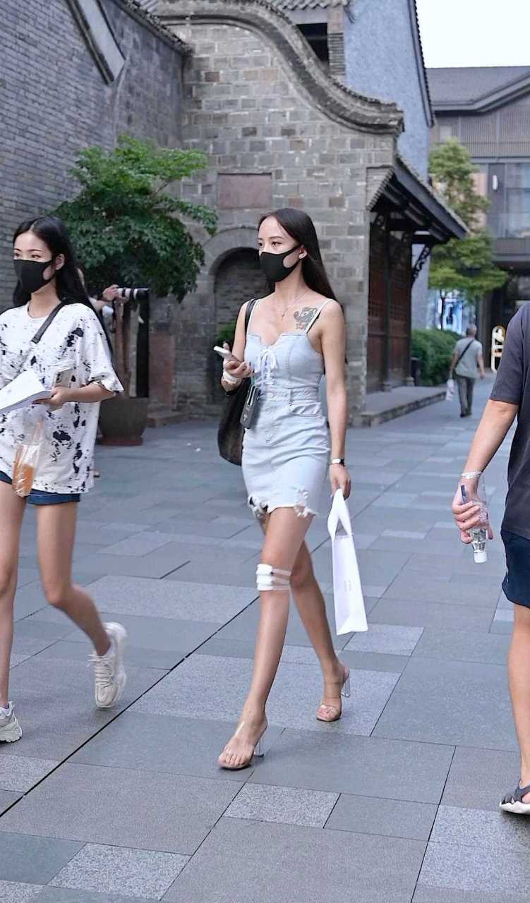 今天拍到一位坚强的小姐姐,腿受伤了,打着绷带,可仍然坚持逛街,步伐