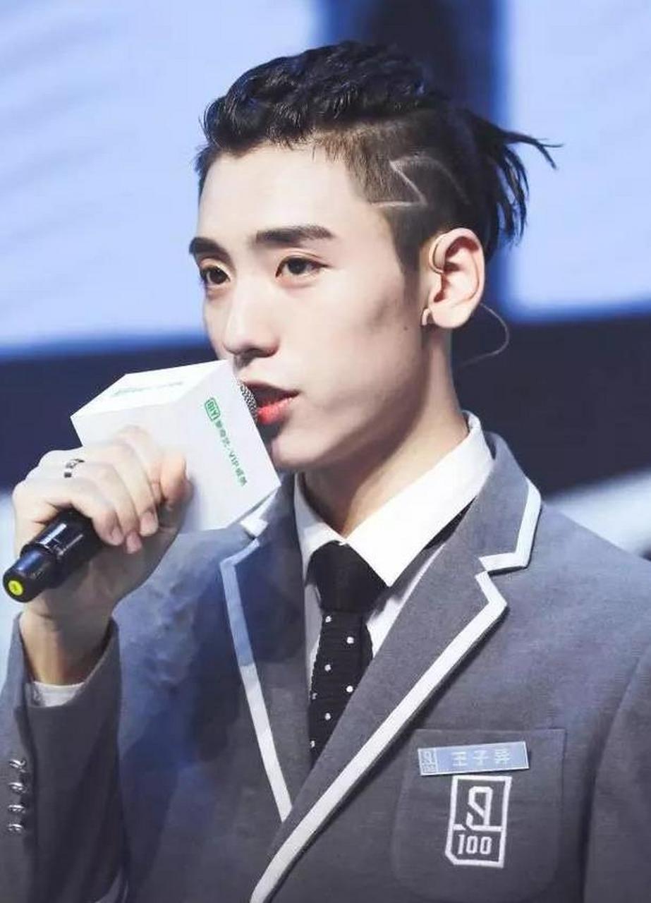 《偶像练习生》出道的王子异最近变脸也是过分明显了,眉眼全部大变样