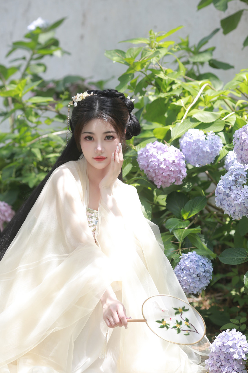 在这组精美的古装摄影中,一位美丽的小姐姐身穿汉服,展现了古典东方的