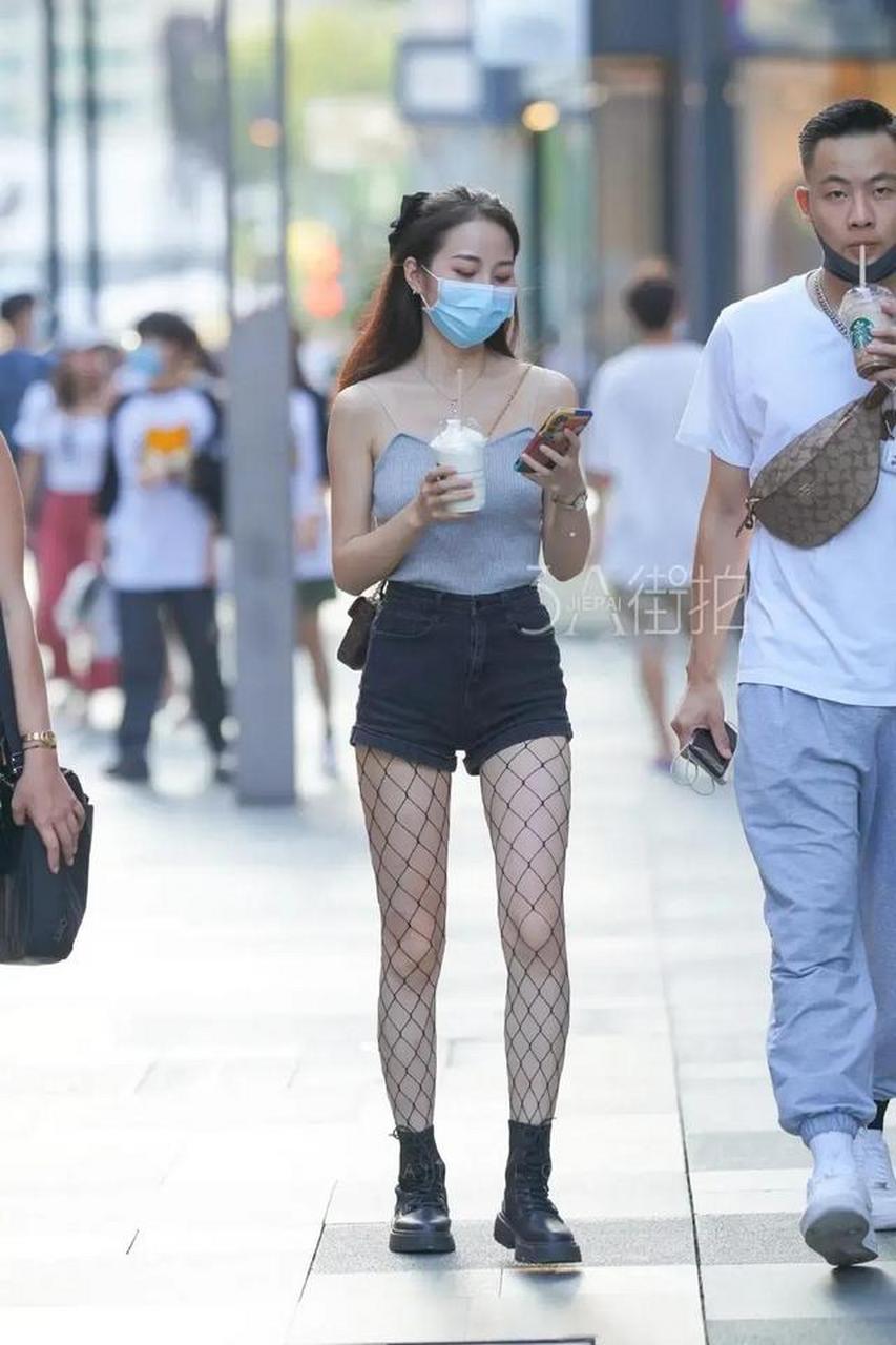 街拍美图 渔网袜穿搭的小姐姐