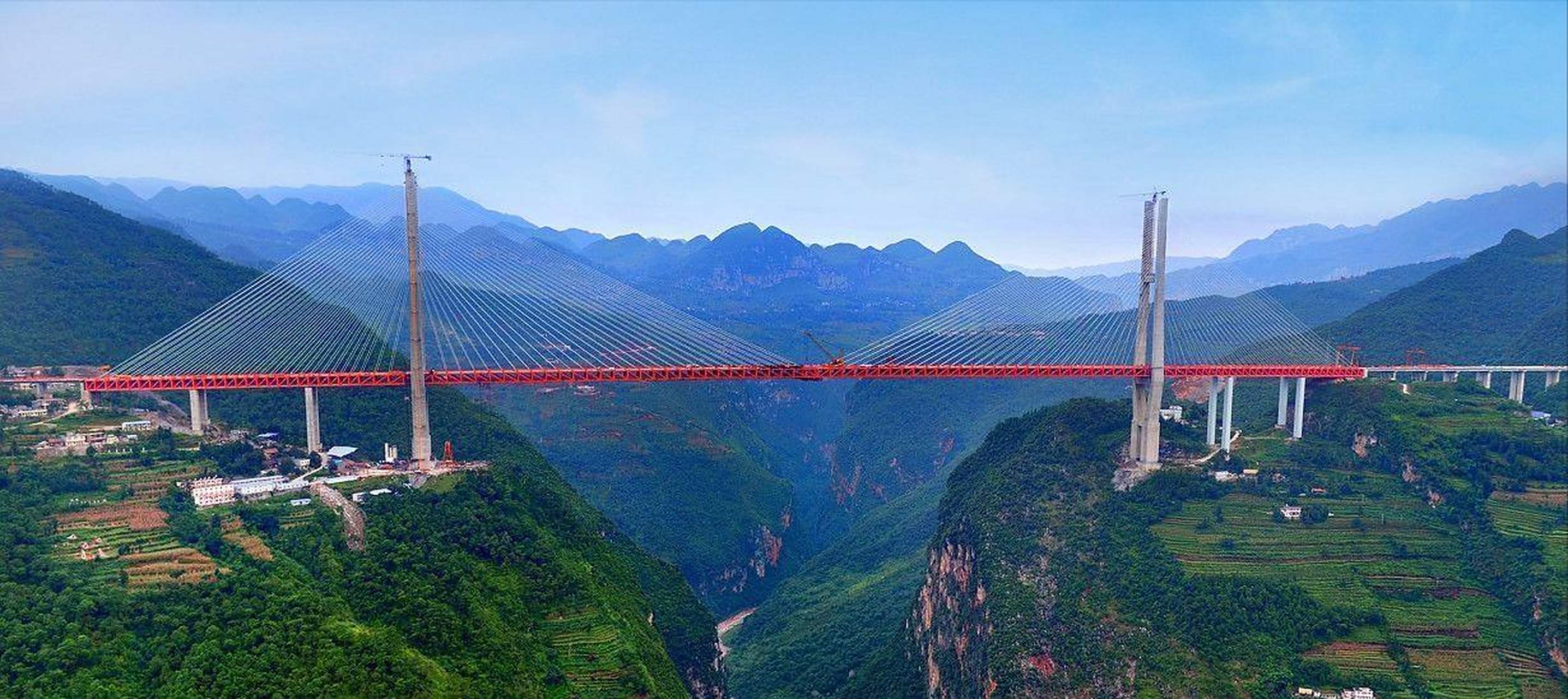 "中国斥巨资10亿修建世界第一高桥北盘江大桥,当美国听到后嘲讽中国
