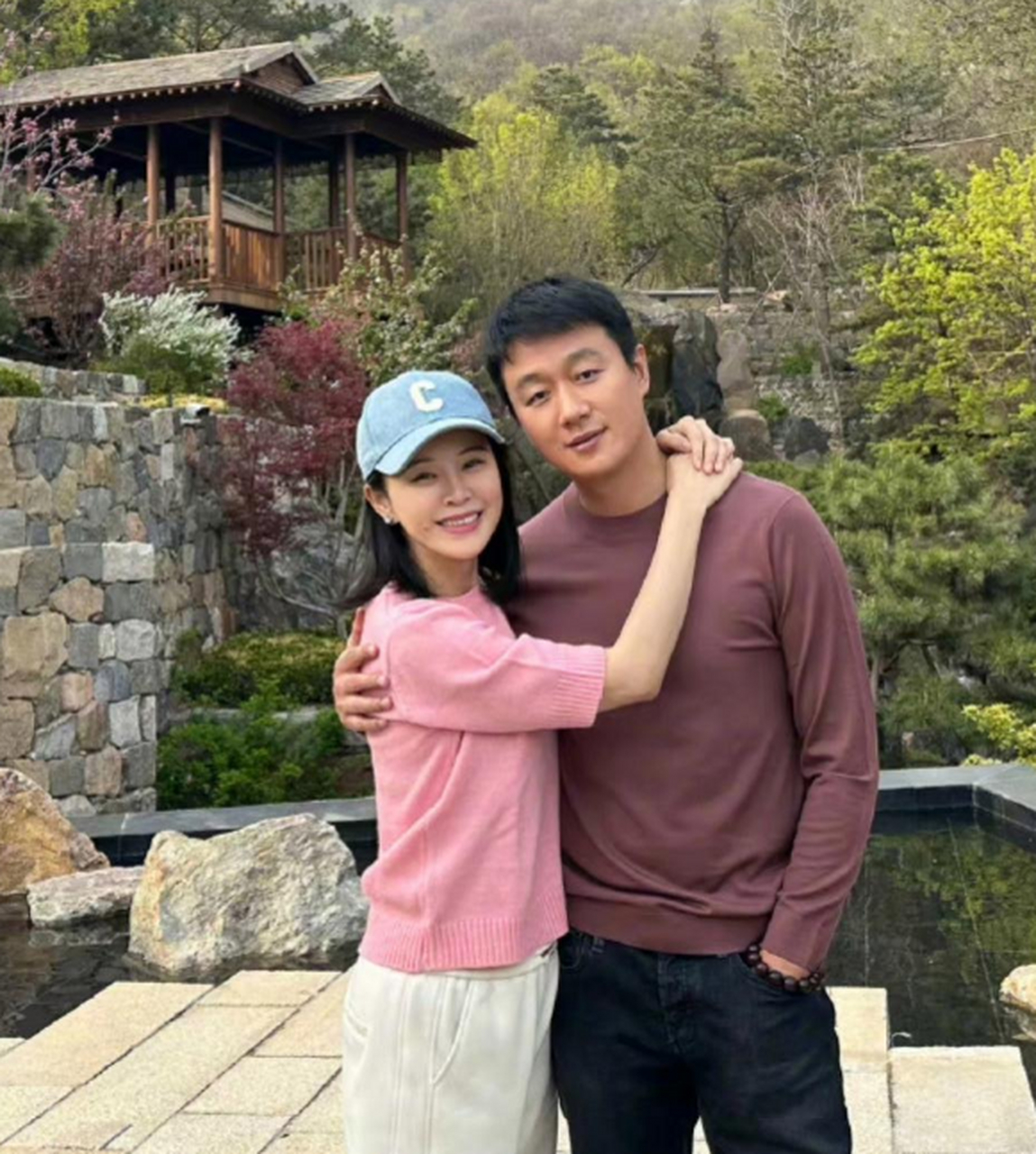 佟大为和老婆关悦庆祝办婚礼15周年,二人世界非常甜蜜.