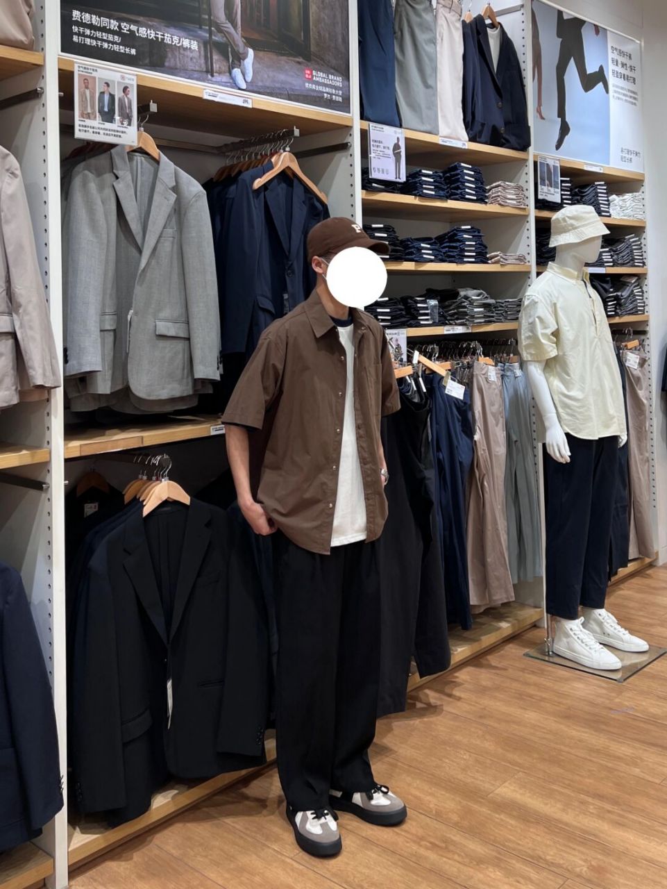 这种搭配不仅展现了黑色的高贵与神秘,还体现了卡其裤的舒适与自然,让
