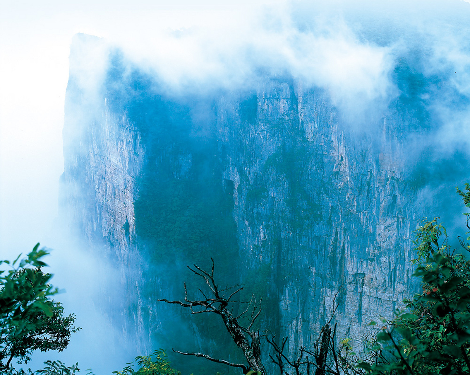 【天门山:观鬼谷洞】 观鬼谷洞说的就是位于天门山顶西线的鬼谷洞,洞