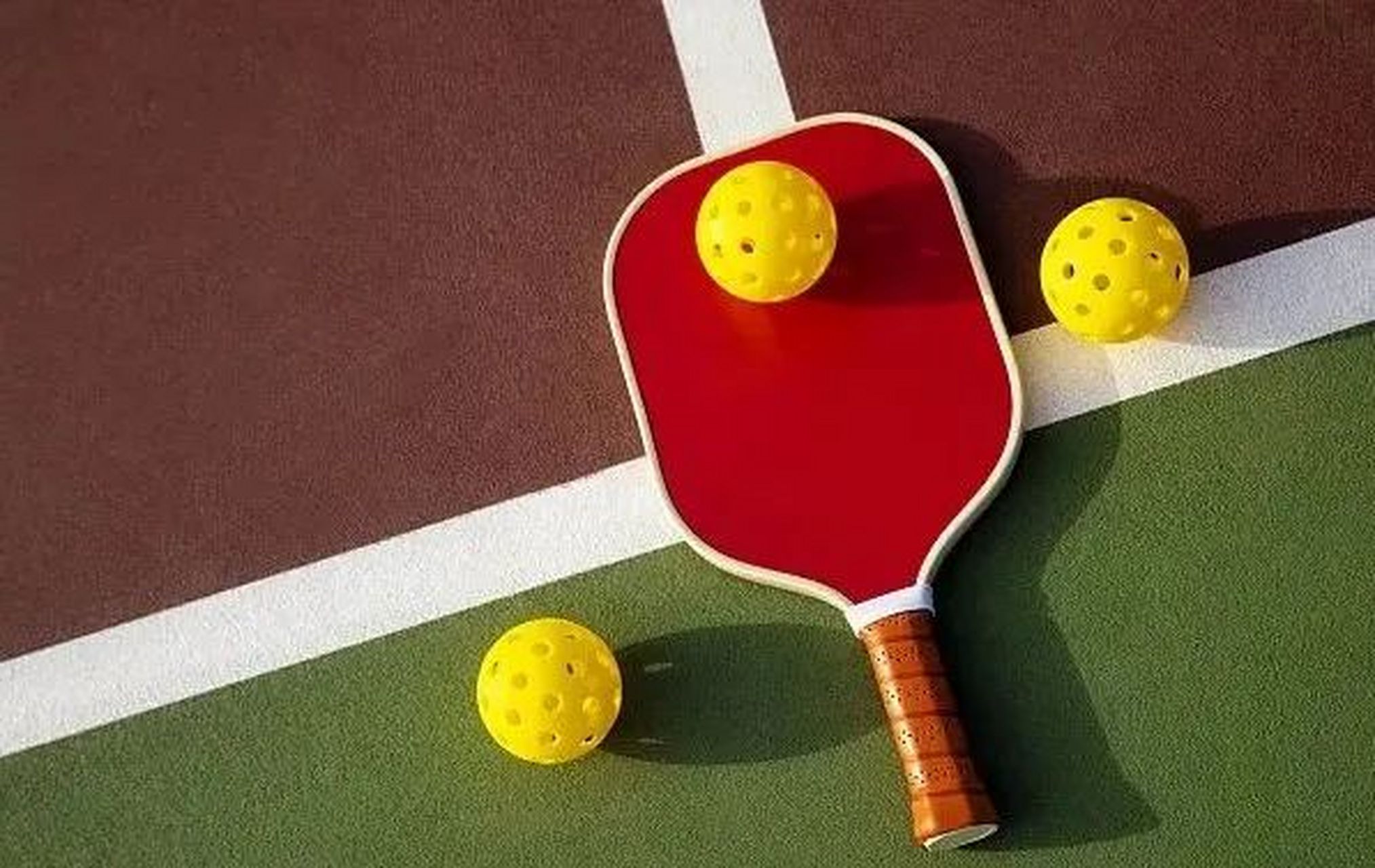 匹克球是手持球拍击球的一种运动,为了让聚会家庭的小孩有事可做,三位