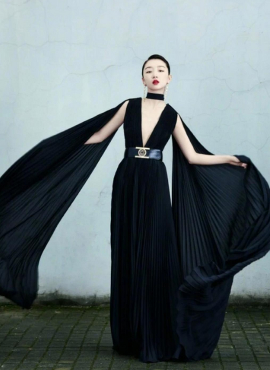 周冬雨这身黑色深v长裙造型,气质优雅,妆容精致!