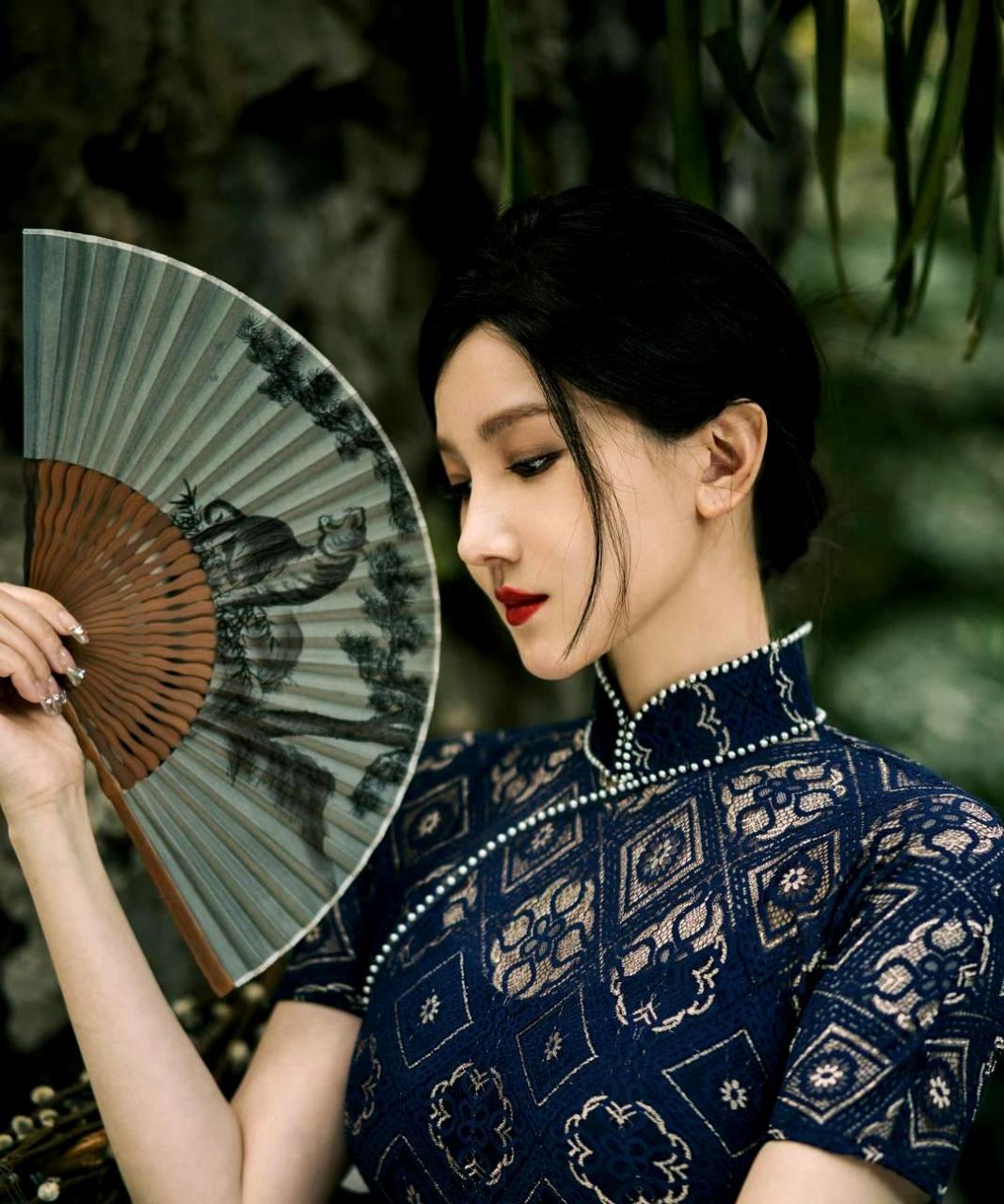 陈小纭以古风旗袍造型亮相,她的挺高鼻子和美丽侧颜令人惊艳!