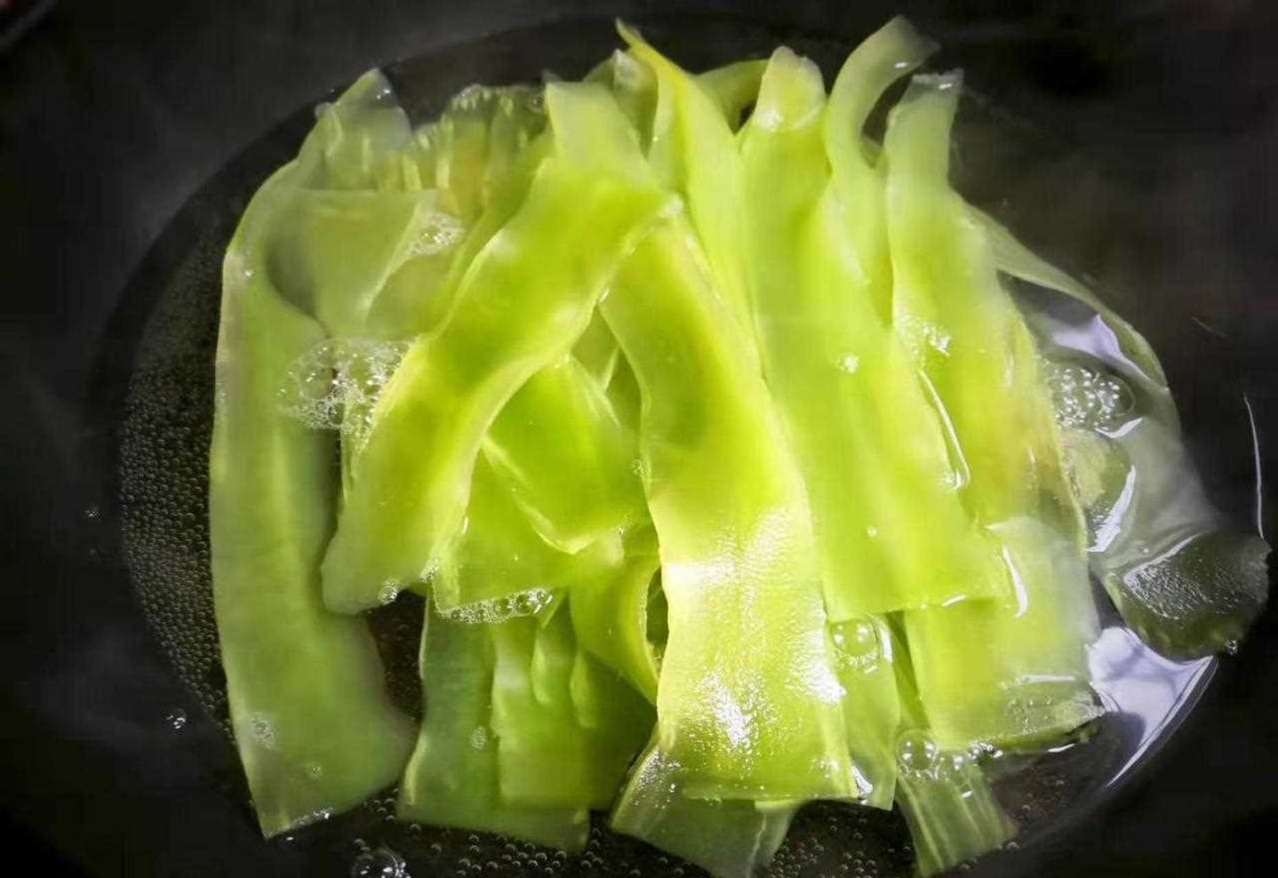 咱们用普通的莴笋做一道精致摆盘的家常小菜.