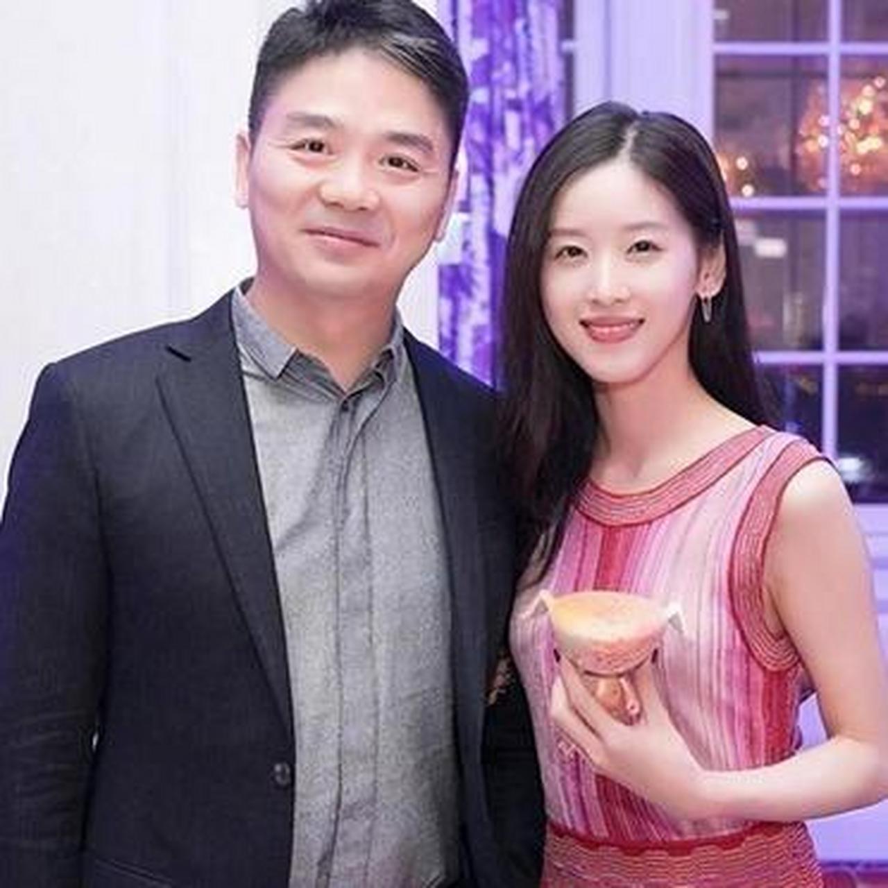 刘强东的原配和现任,说明男人还是看脸的,年轻就是资本啊!