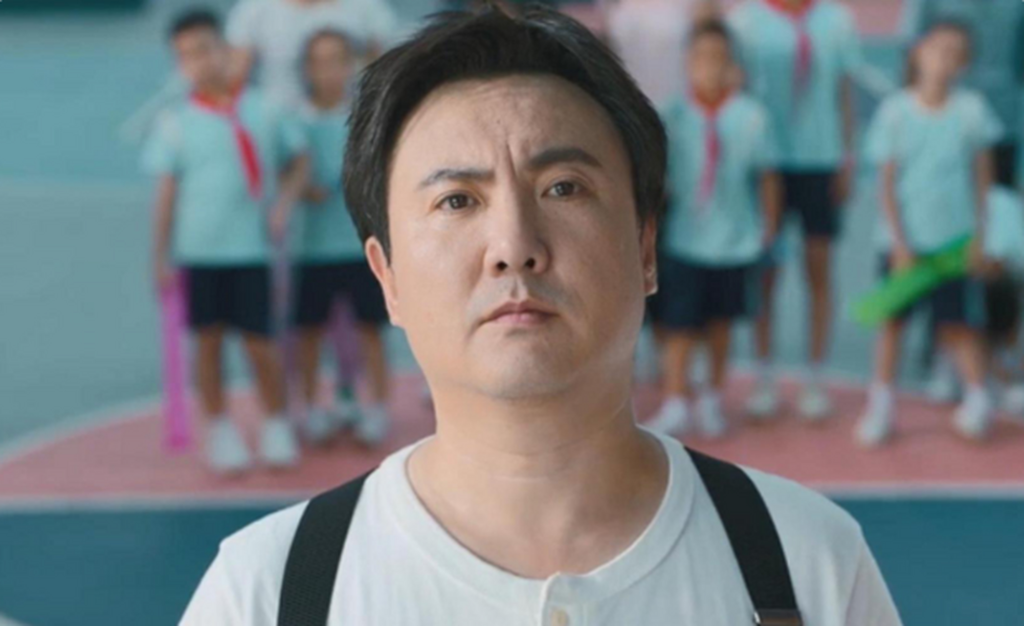 电影《满江红》本是一部节奏紧密的悬疑片,却硬生生被沈腾演成了"轻松