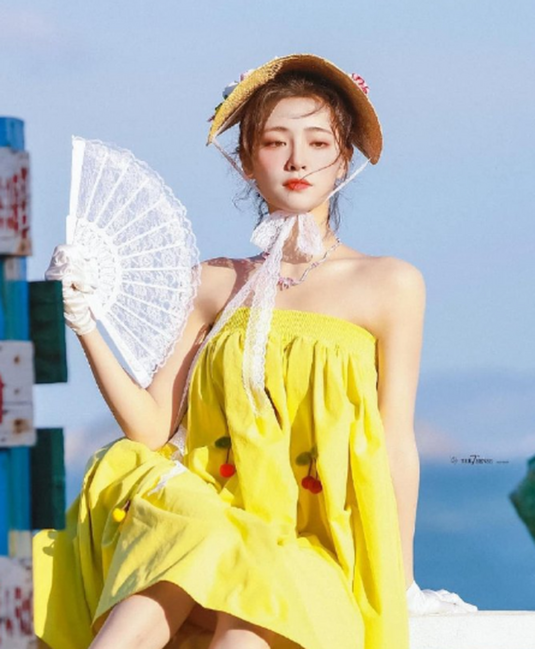 许佳琪# 嫩黄色抹胸裙秀出美背锁骨,法式风情优雅浪漫!