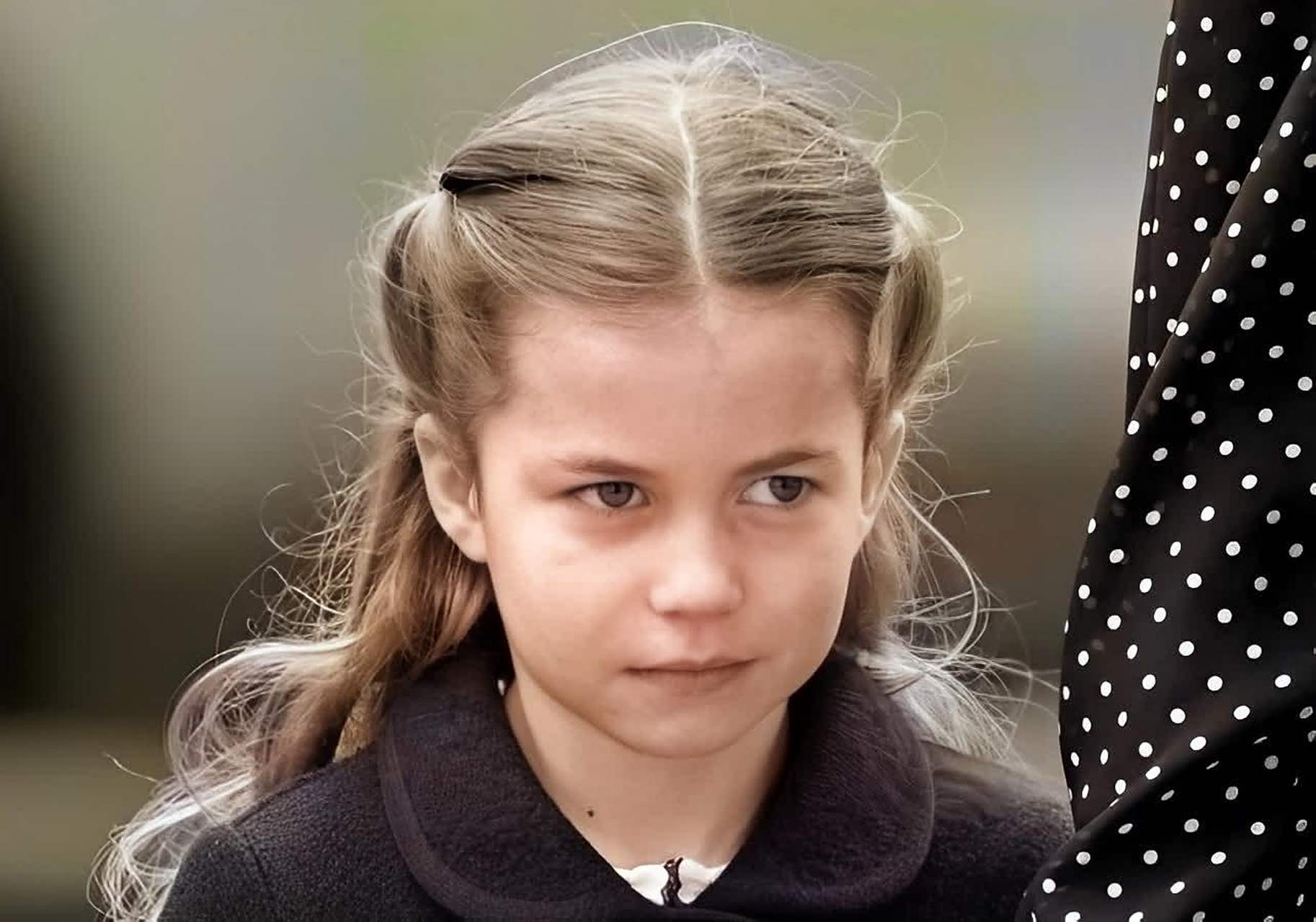 这是英国伊丽莎白女王小时候的照片.真的是从小美到大,时尚一辈子!